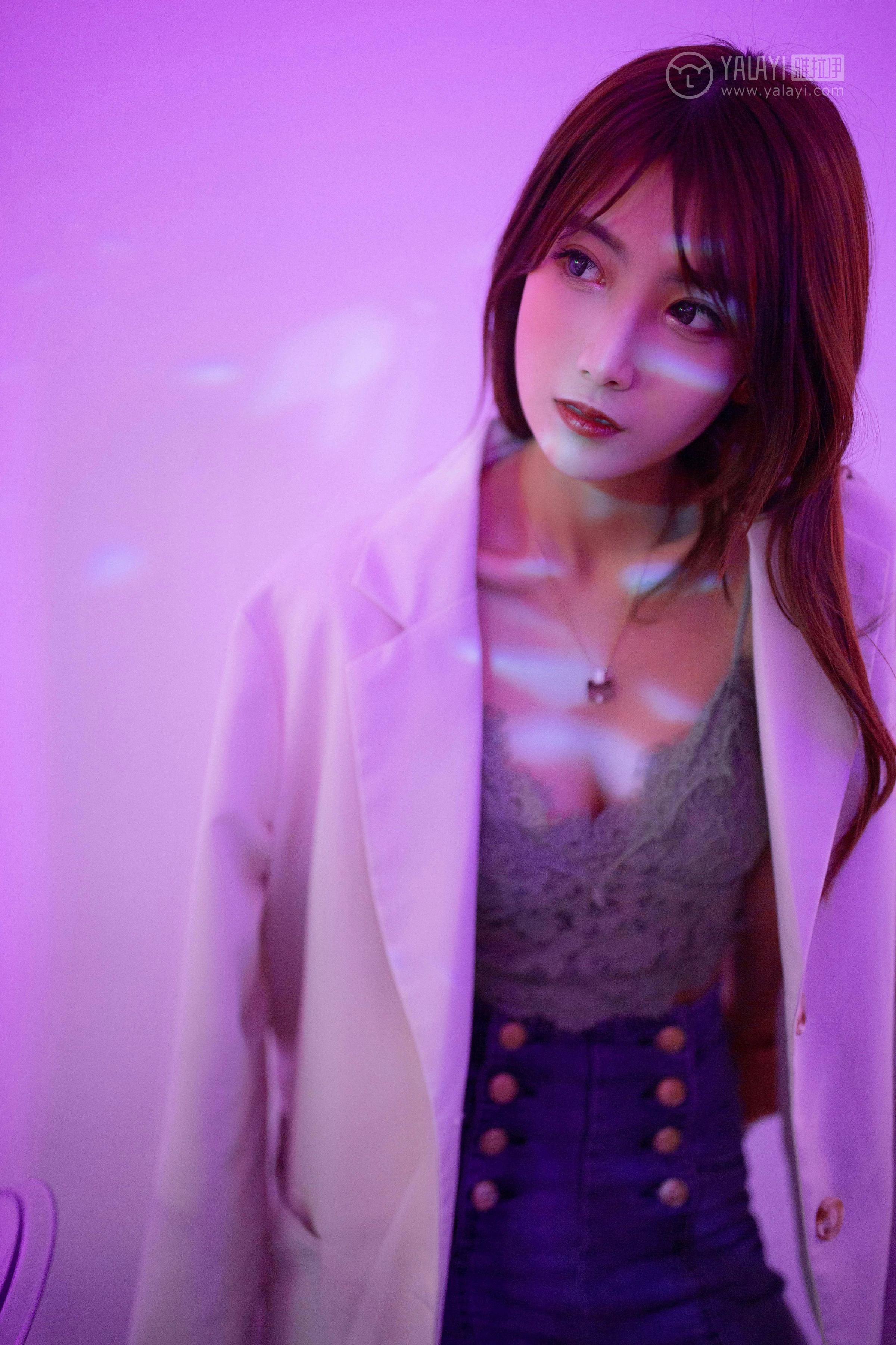 [YALAYI雅拉伊]No.245 无关痛痒 丸糯糯 米色外套与灰色蕾丝内衣加紧身牛仔裙裤性感私房写真集第5张