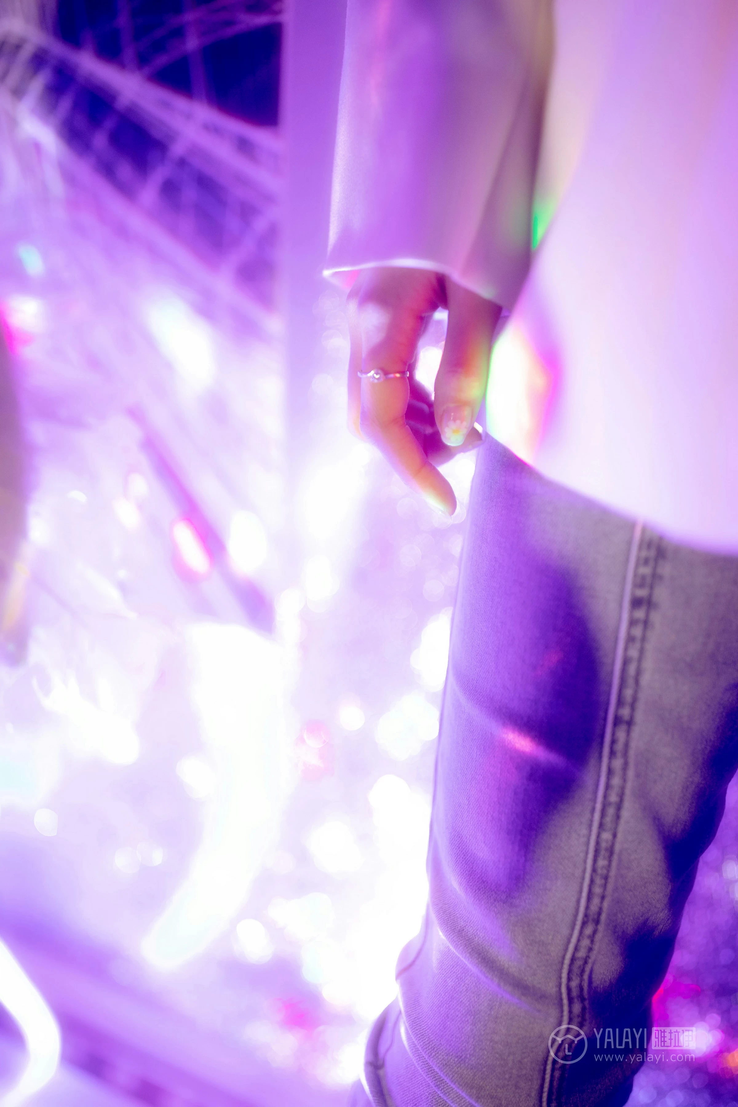 [YALAYI雅拉伊]No.245 无关痛痒 丸糯糯 米色外套与灰色蕾丝内衣加紧身牛仔裙裤性感私房写真集第7张