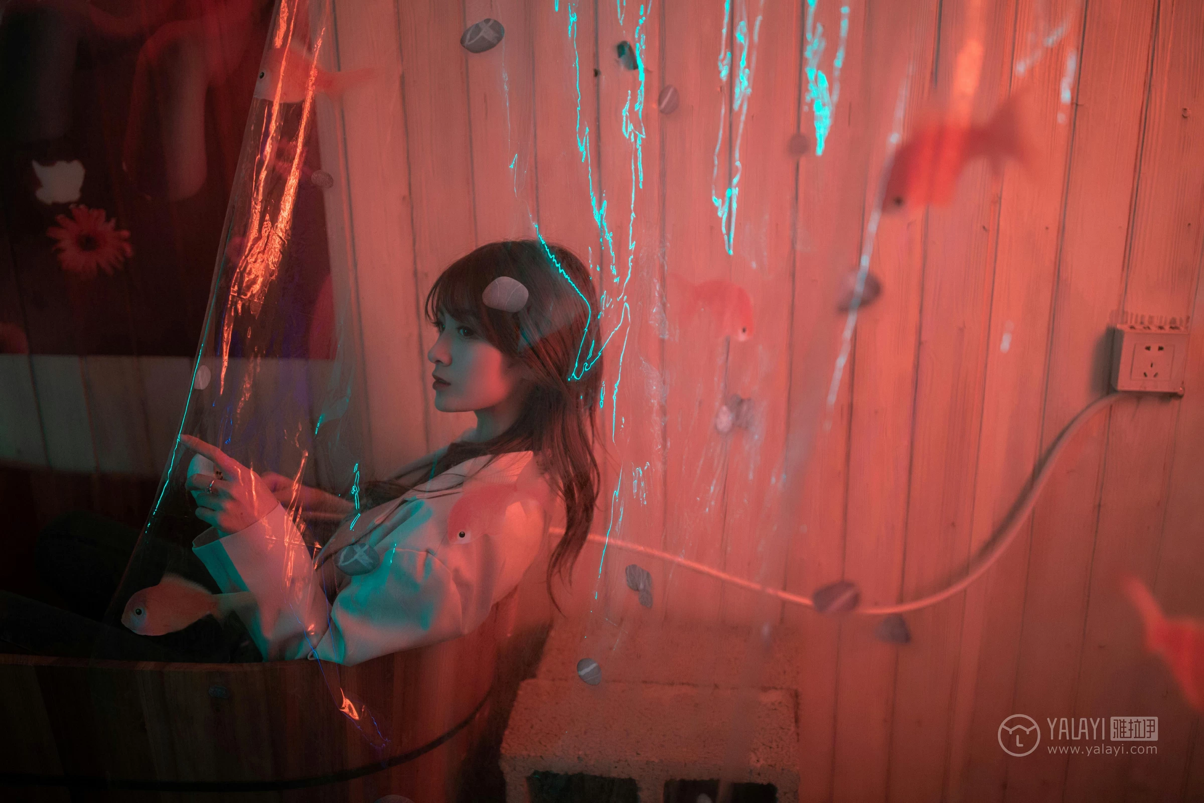 [YALAYI雅拉伊]No.245 无关痛痒 丸糯糯 米色外套与灰色蕾丝内衣加紧身牛仔裙裤性感私房写真集第11张