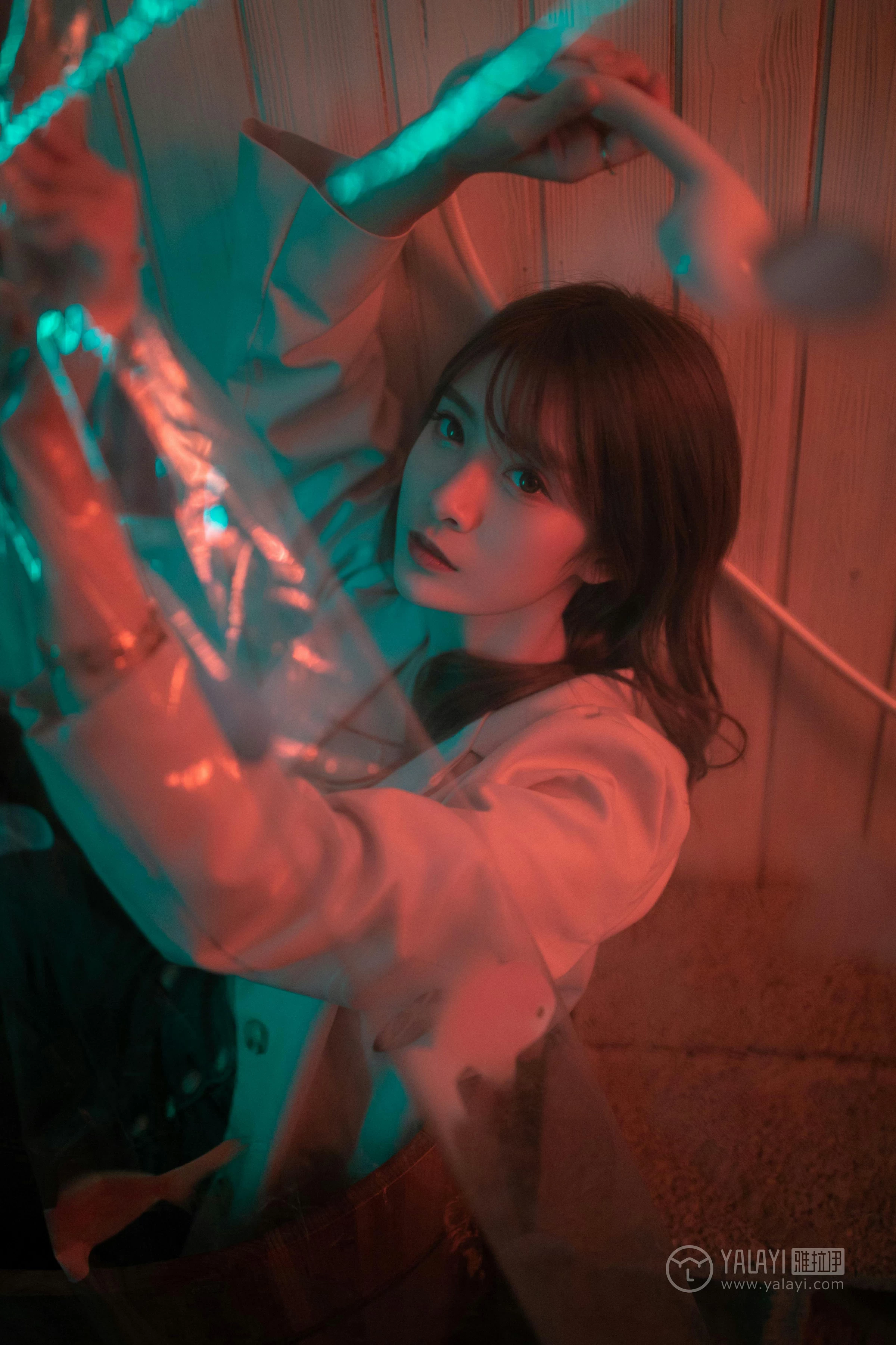 [YALAYI雅拉伊]No.245 无关痛痒 丸糯糯 米色外套与灰色蕾丝内衣加紧身牛仔裙裤性感私房写真集第12张