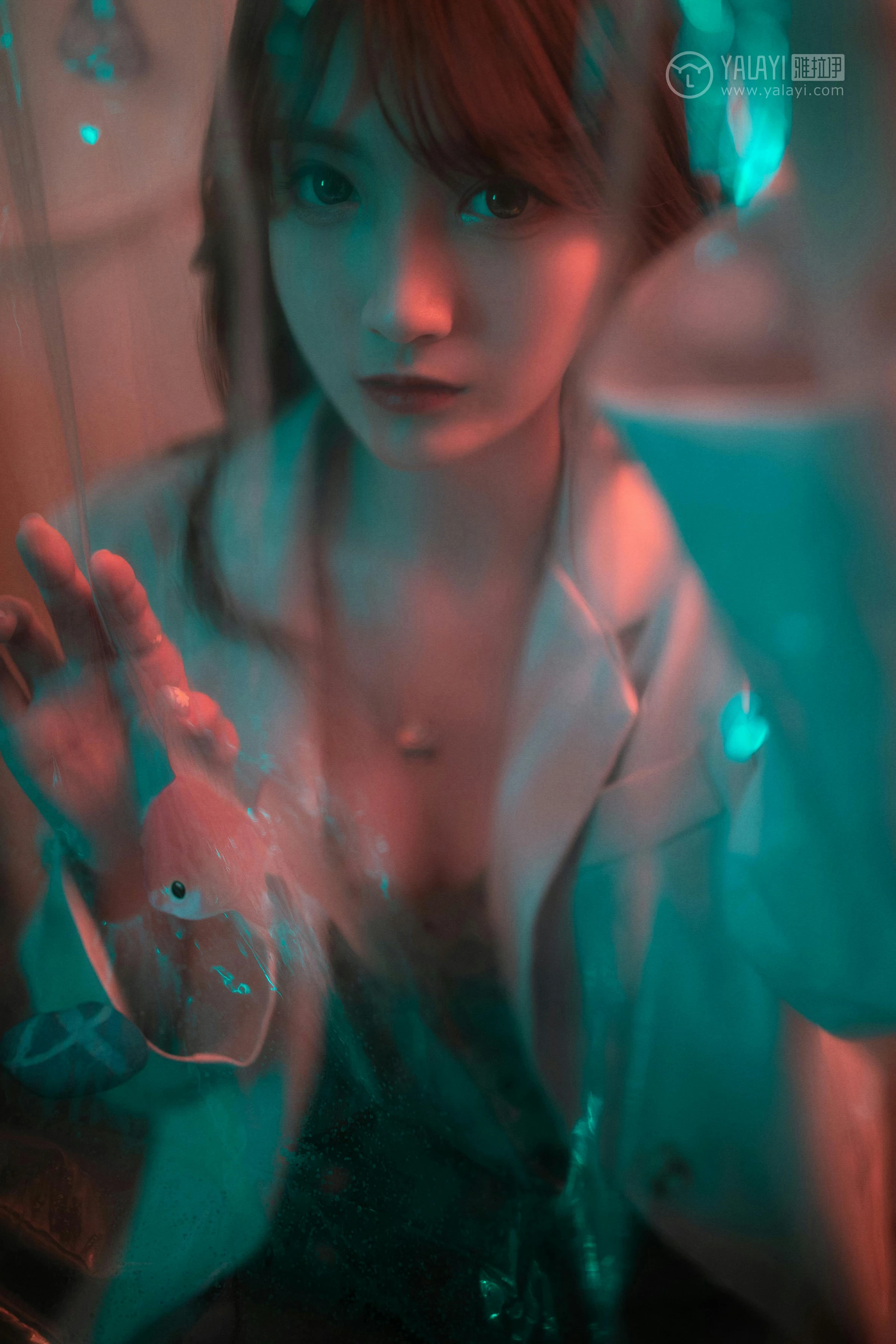 [YALAYI雅拉伊]No.245 无关痛痒 丸糯糯 米色外套与灰色蕾丝内衣加紧身牛仔裙裤性感私房写真集第14张