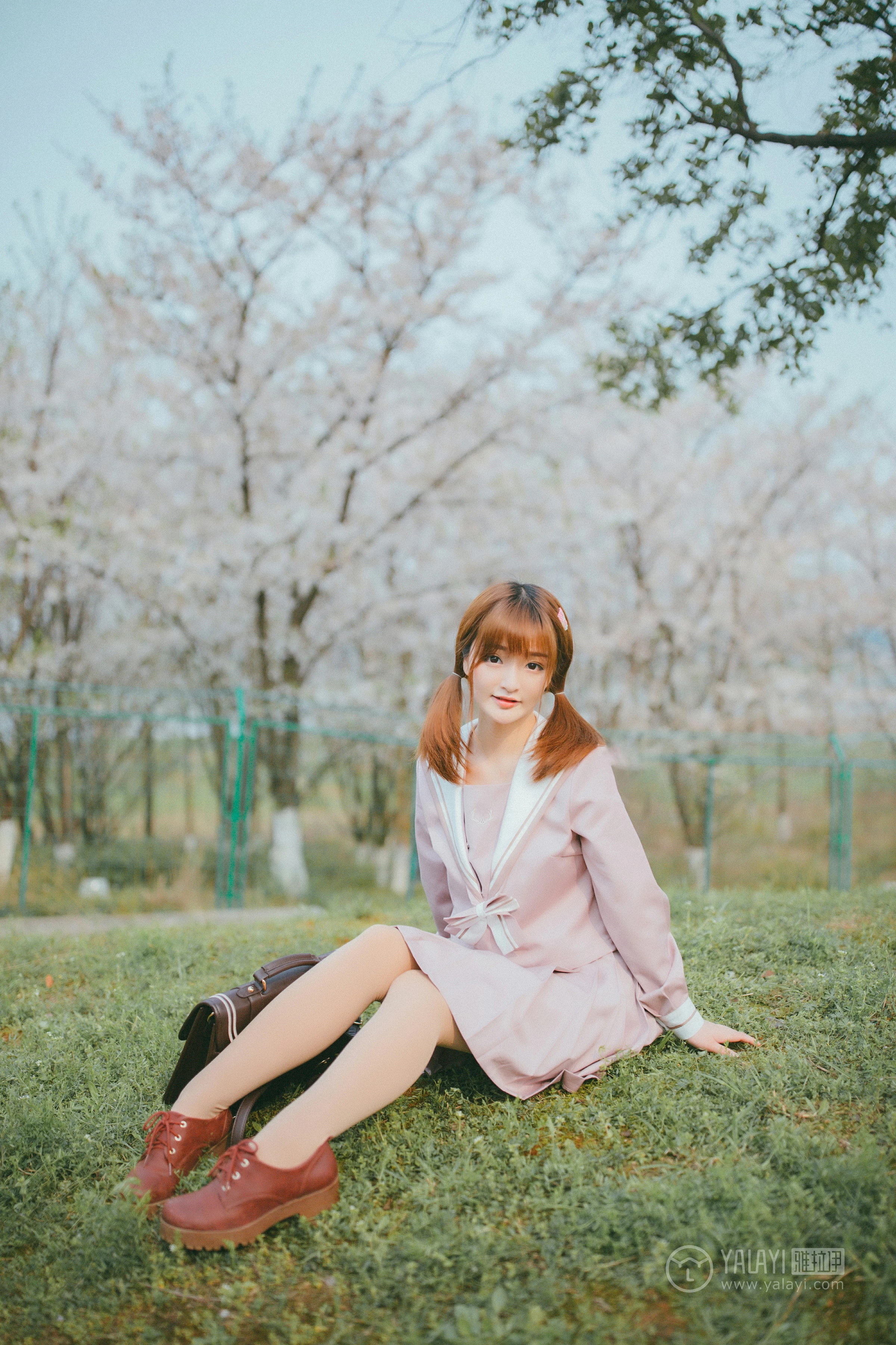 [YALAYI雅拉伊]No.246 樱花樱花想见你 团团 日本高中女生制服加肉色丝袜美腿性感私房写真集第14张