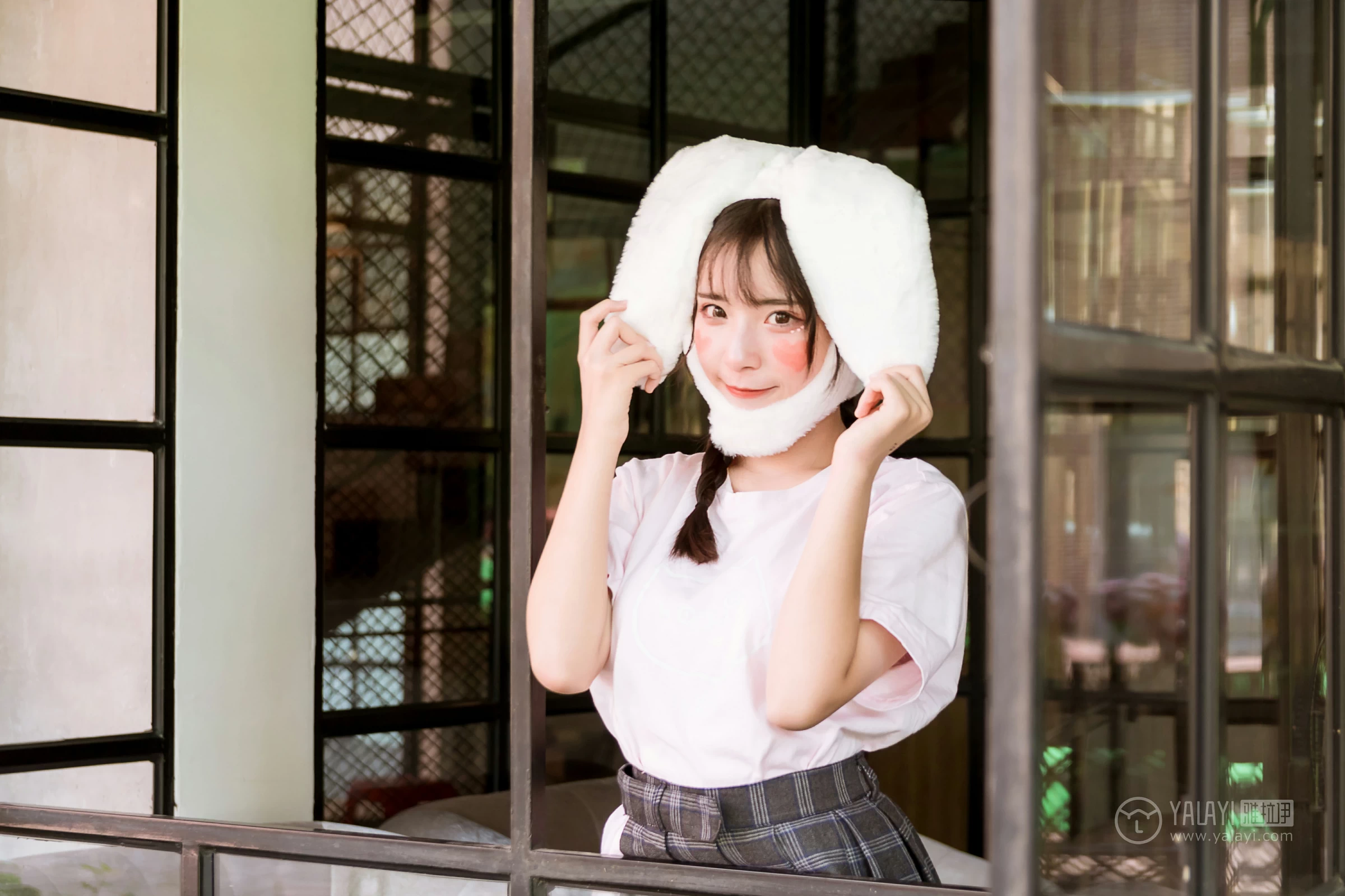 [YALAYI雅拉伊]No.251 小兔子乖乖 阿橙 粉色短袖加灰色格子短裙清纯可爱私房写真集第4张