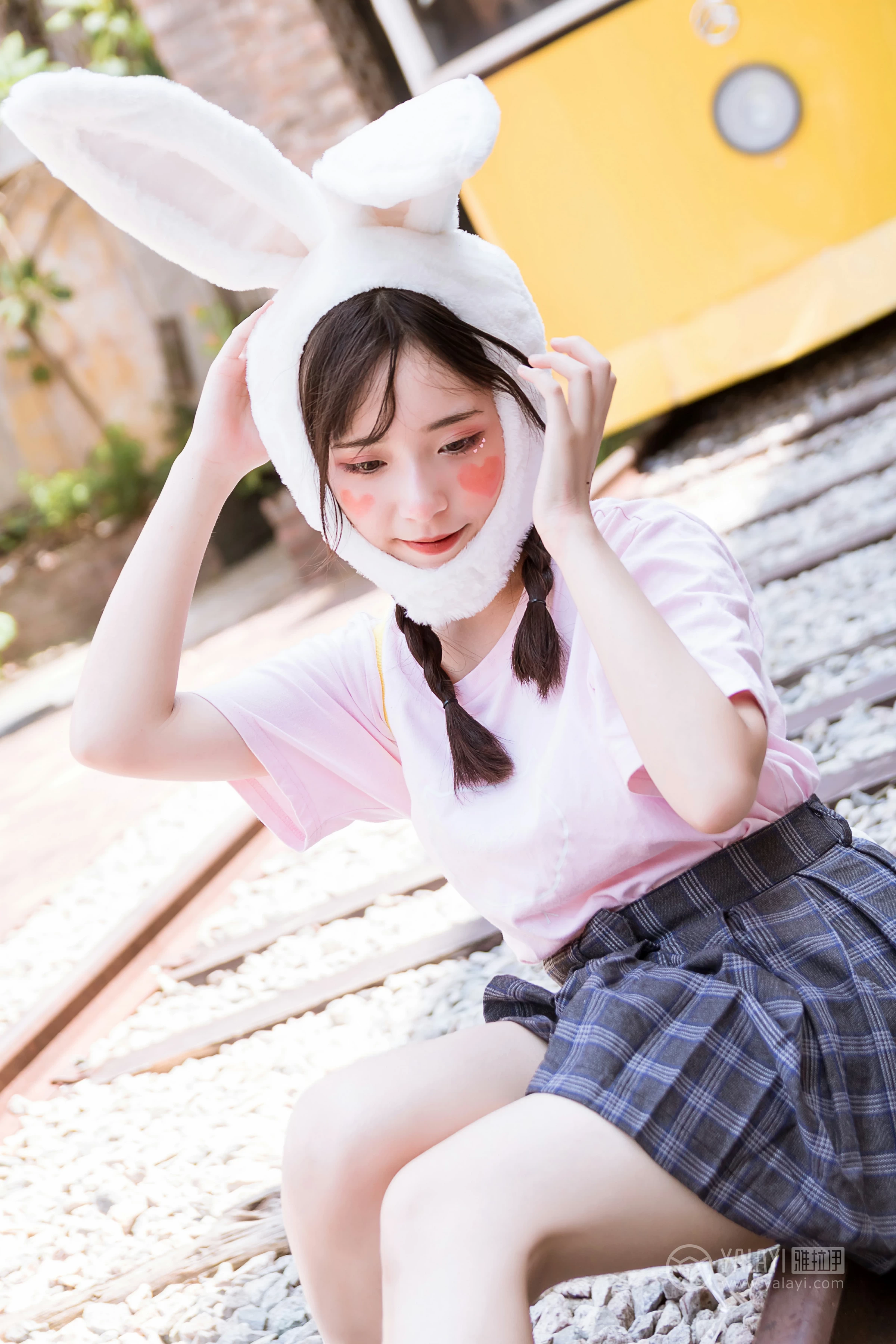 [YALAYI雅拉伊]No.251 小兔子乖乖 阿橙 粉色短袖加灰色格子短裙清纯可爱私房写真集第8张