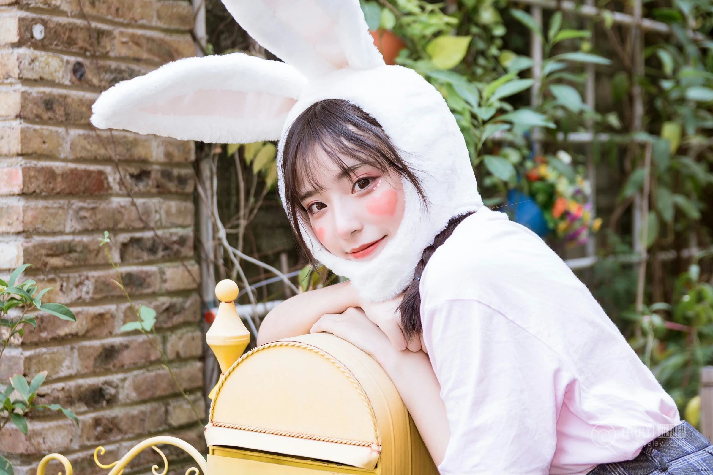 [YALAYI雅拉伊]No.251 小兔子乖乖 阿橙 粉色短袖加灰色格子短裙清纯可爱私房写真集第11张