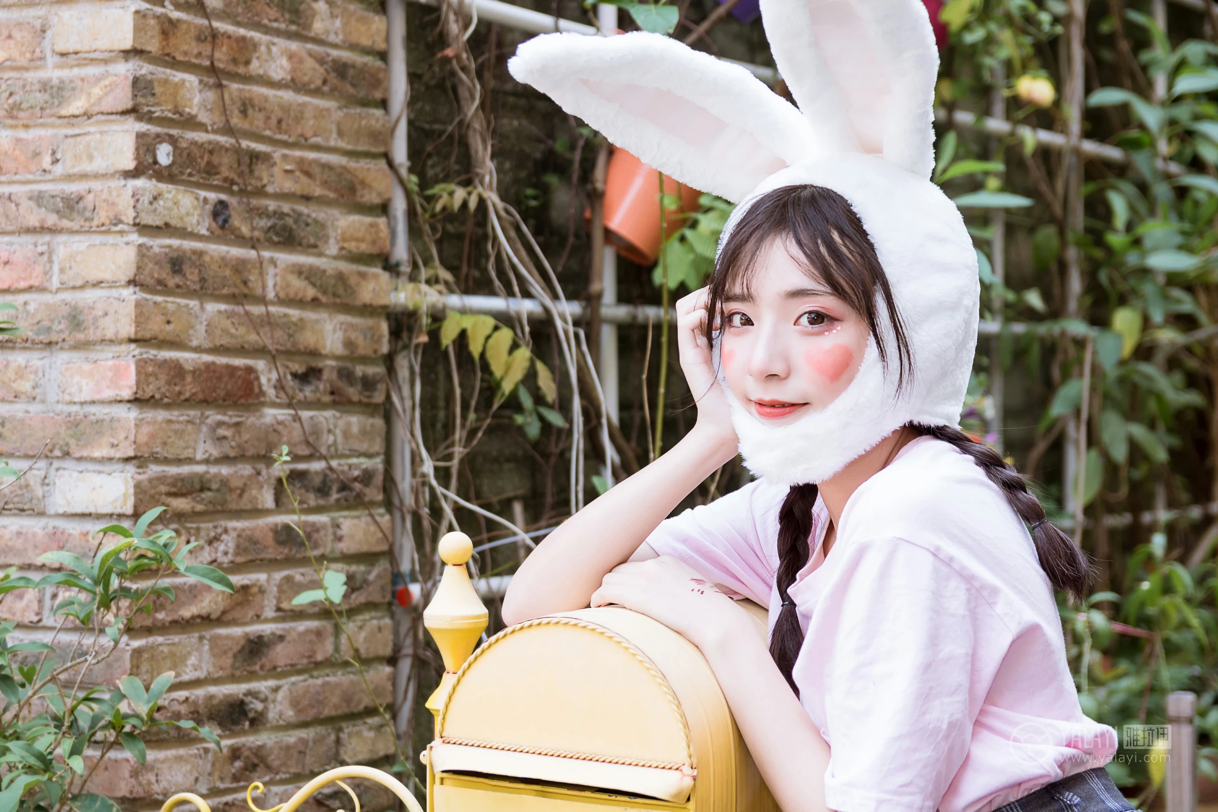 [YALAYI雅拉伊]No.251 小兔子乖乖 阿橙 粉色短袖加灰色格子短裙清纯可爱私房写真集第11张