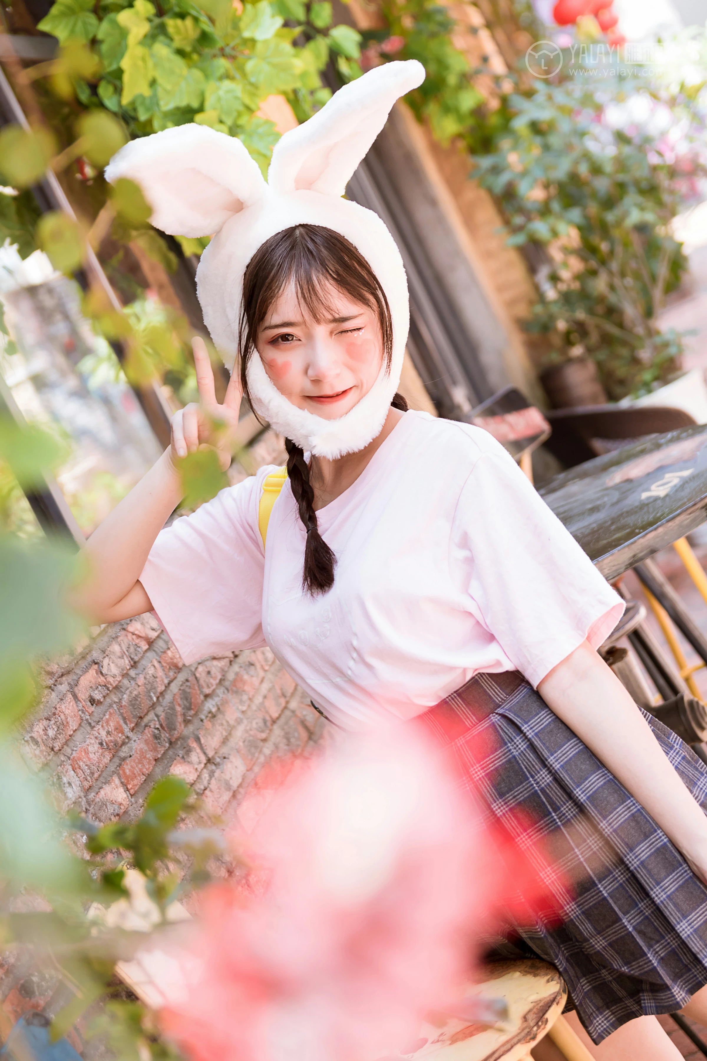 [YALAYI雅拉伊]No.251 小兔子乖乖 阿橙 粉色短袖加灰色格子短裙清纯可爱私房写真集第14张