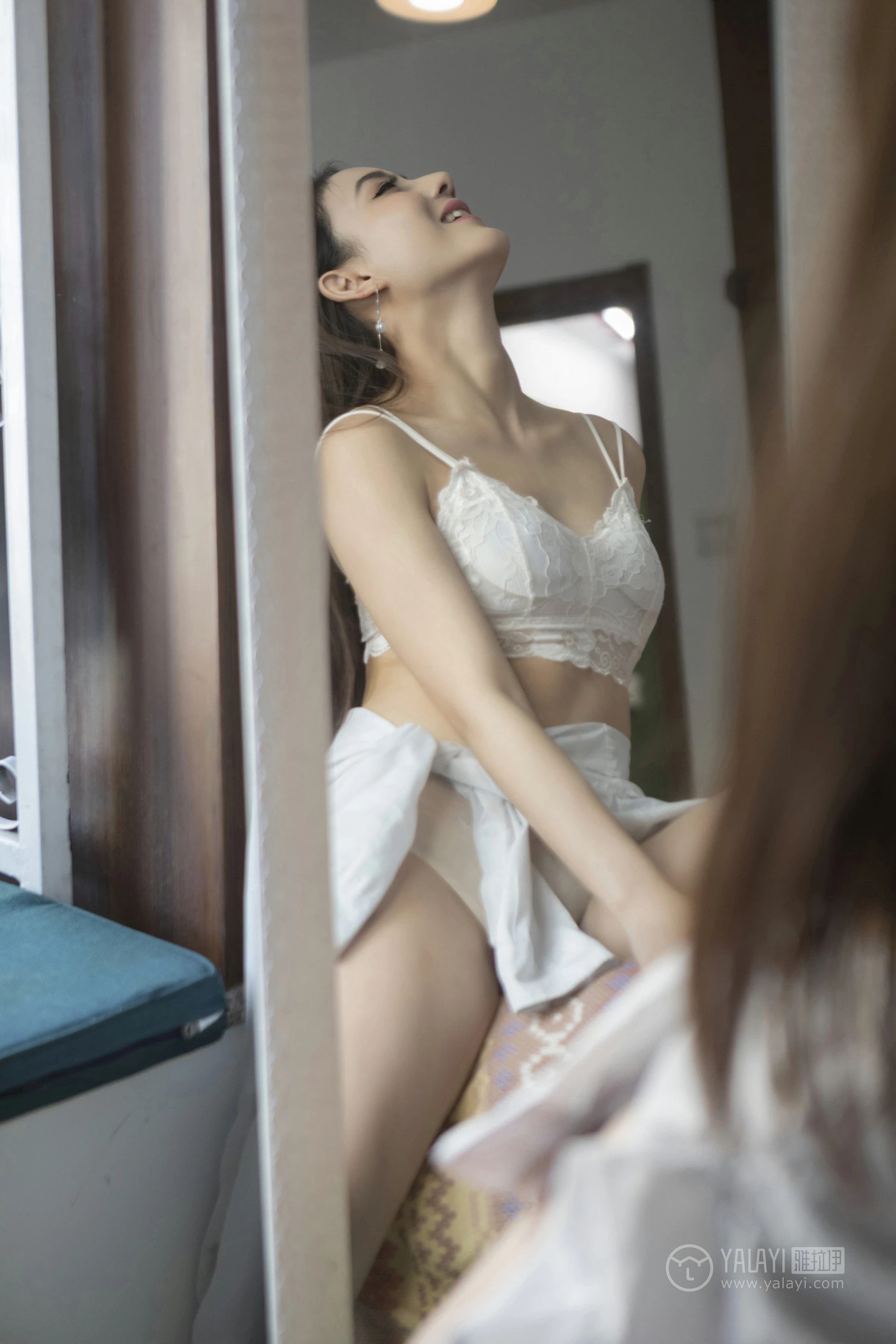 [YALAYI雅拉伊]No.252 白蔷薇 徐雅熙 白色衬衫加白色蕾丝内衣性感私房写真集第3张