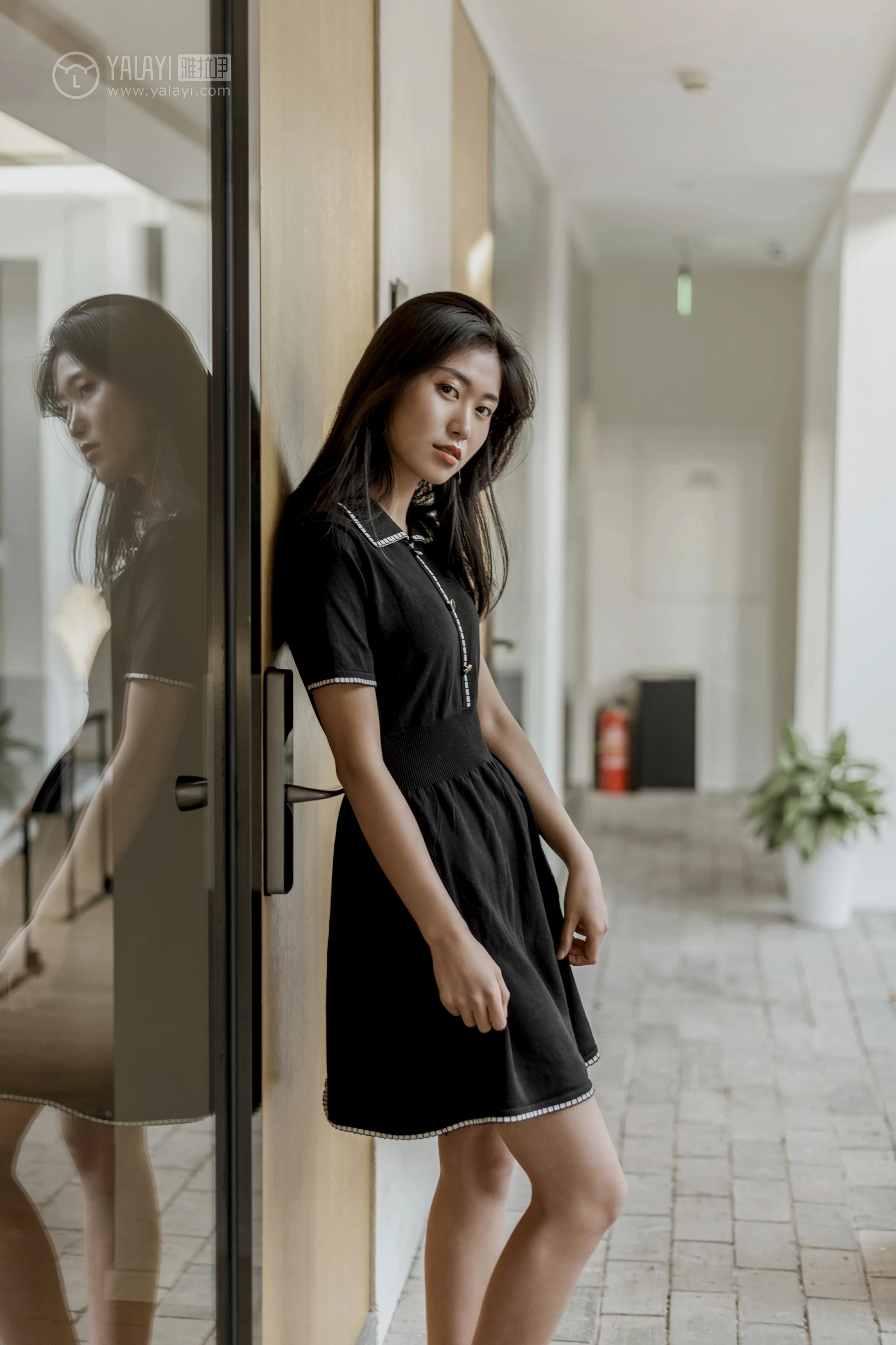 [YALAYI雅拉伊]No.255 款款情深 乔妹儿 黑色收腰连衣裙居家私房写真集第3张
