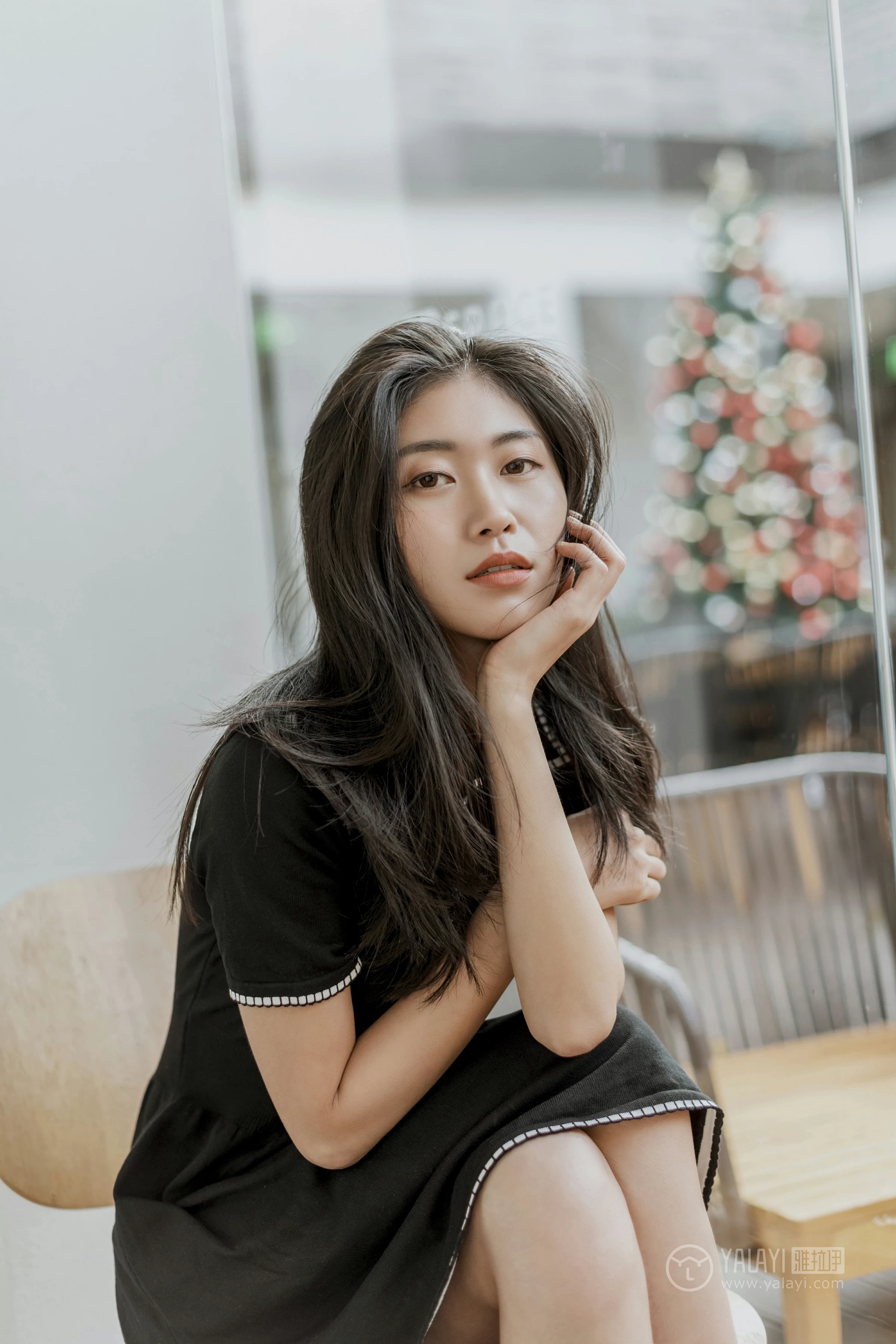 [YALAYI雅拉伊]No.255 款款情深 乔妹儿 黑色收腰连衣裙居家私房写真集第4张