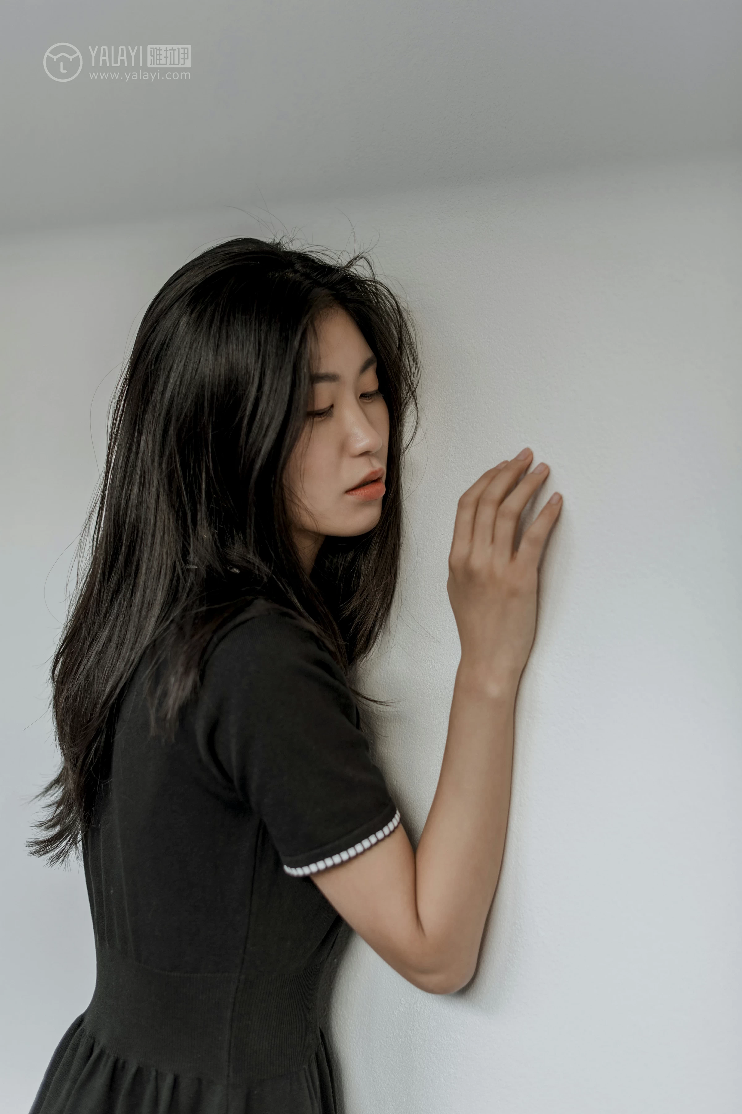 [YALAYI雅拉伊]No.255 款款情深 乔妹儿 黑色收腰连衣裙居家私房写真集第7张