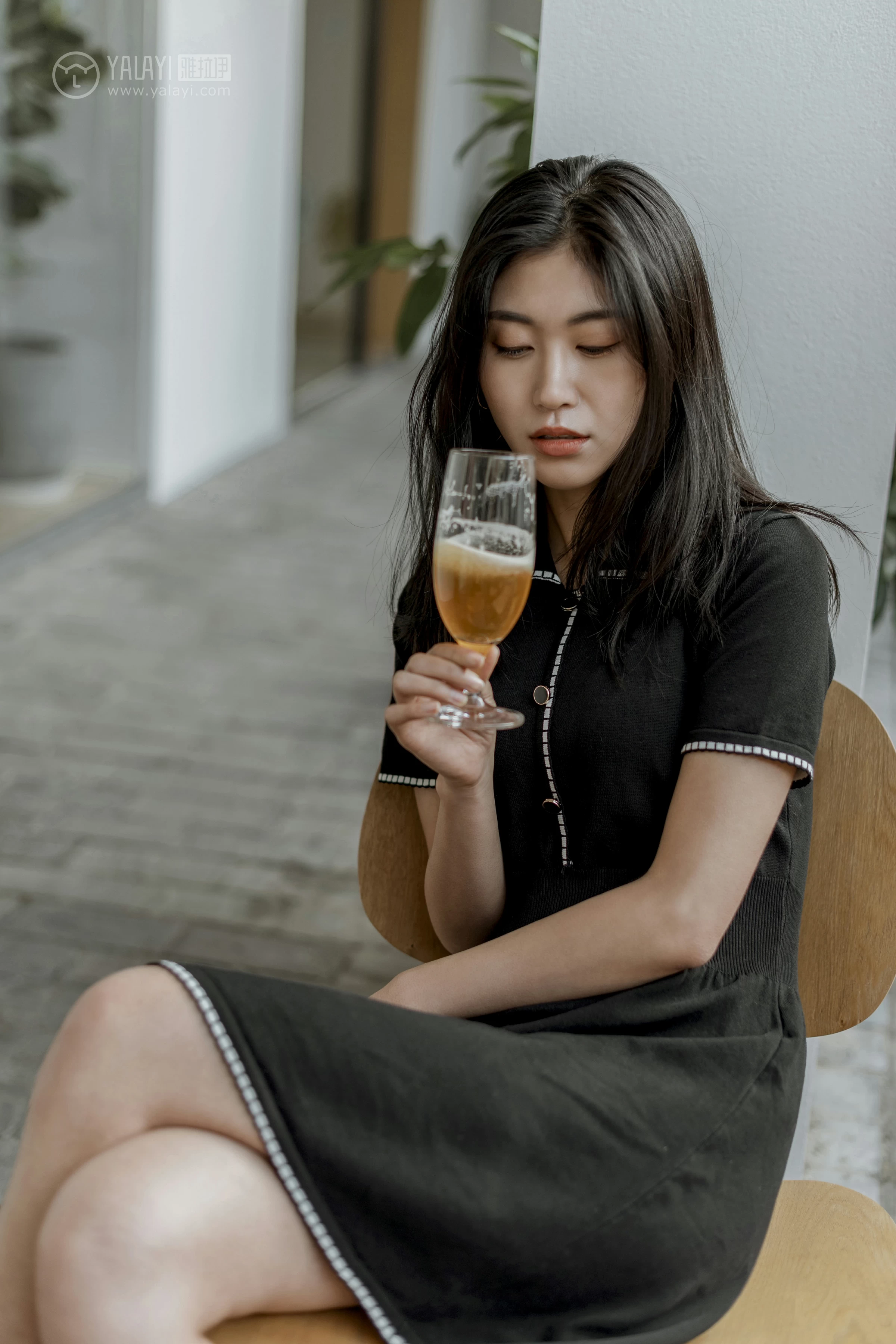 [YALAYI雅拉伊]No.255 款款情深 乔妹儿 黑色收腰连衣裙居家私房写真集第8张