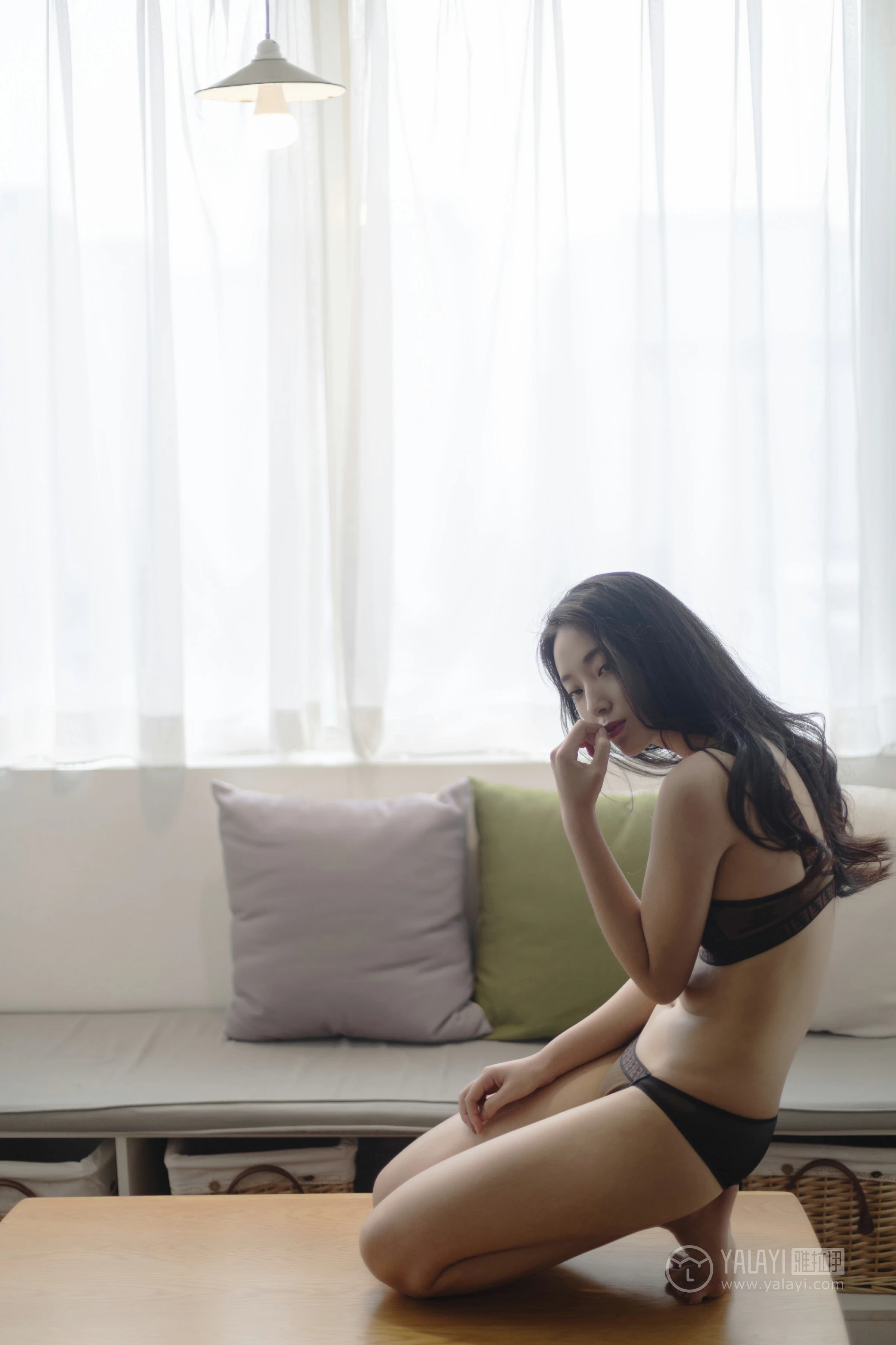 [YALAYI雅拉伊]No.260 微光 楚薇 紫色性感内衣居家私房写真集第2张