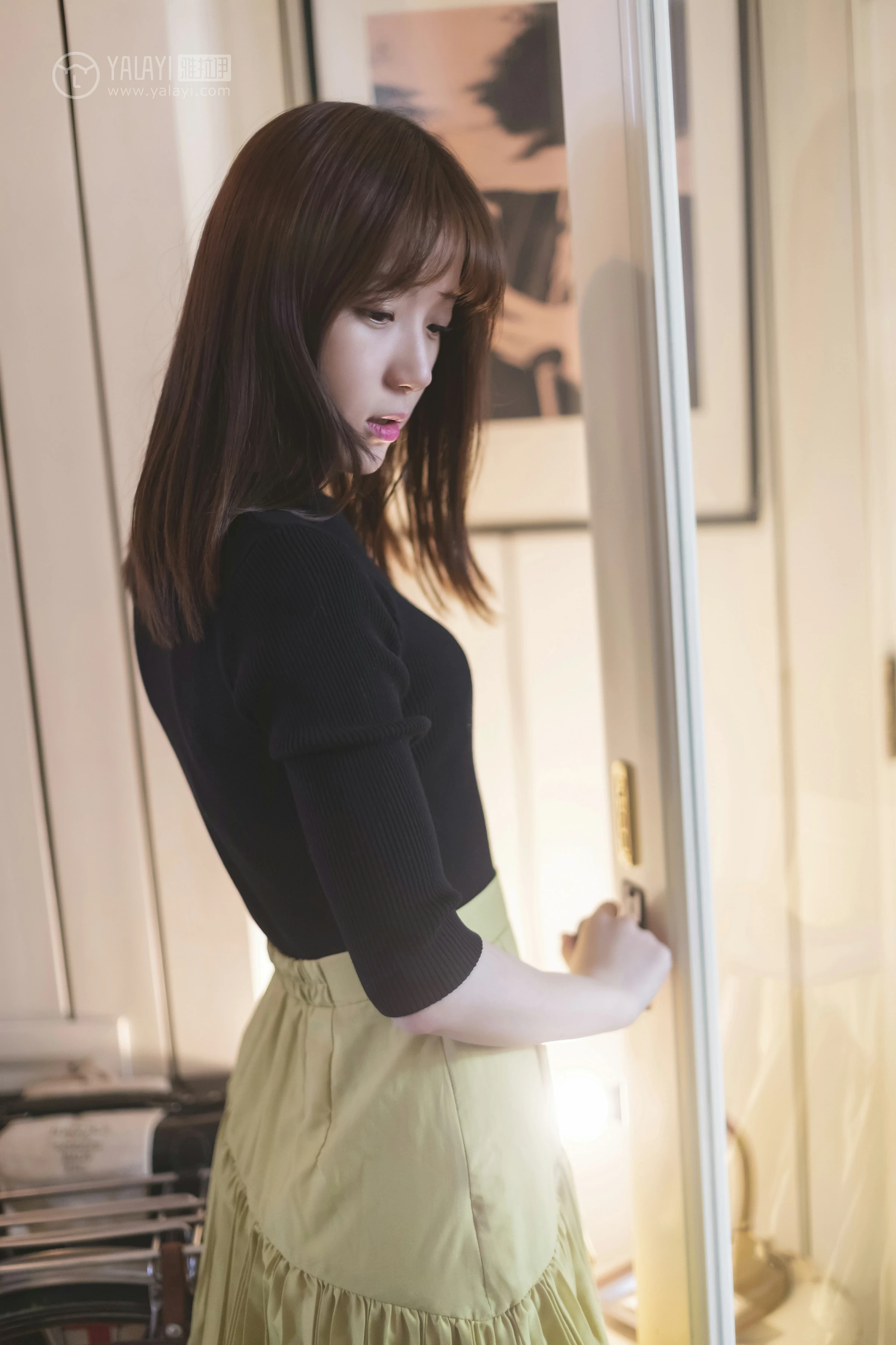 [YALAYI雅拉伊]No.265 旧情 刘开心 黑色紧身上衣加橙色短裙性感私房写真集第3张