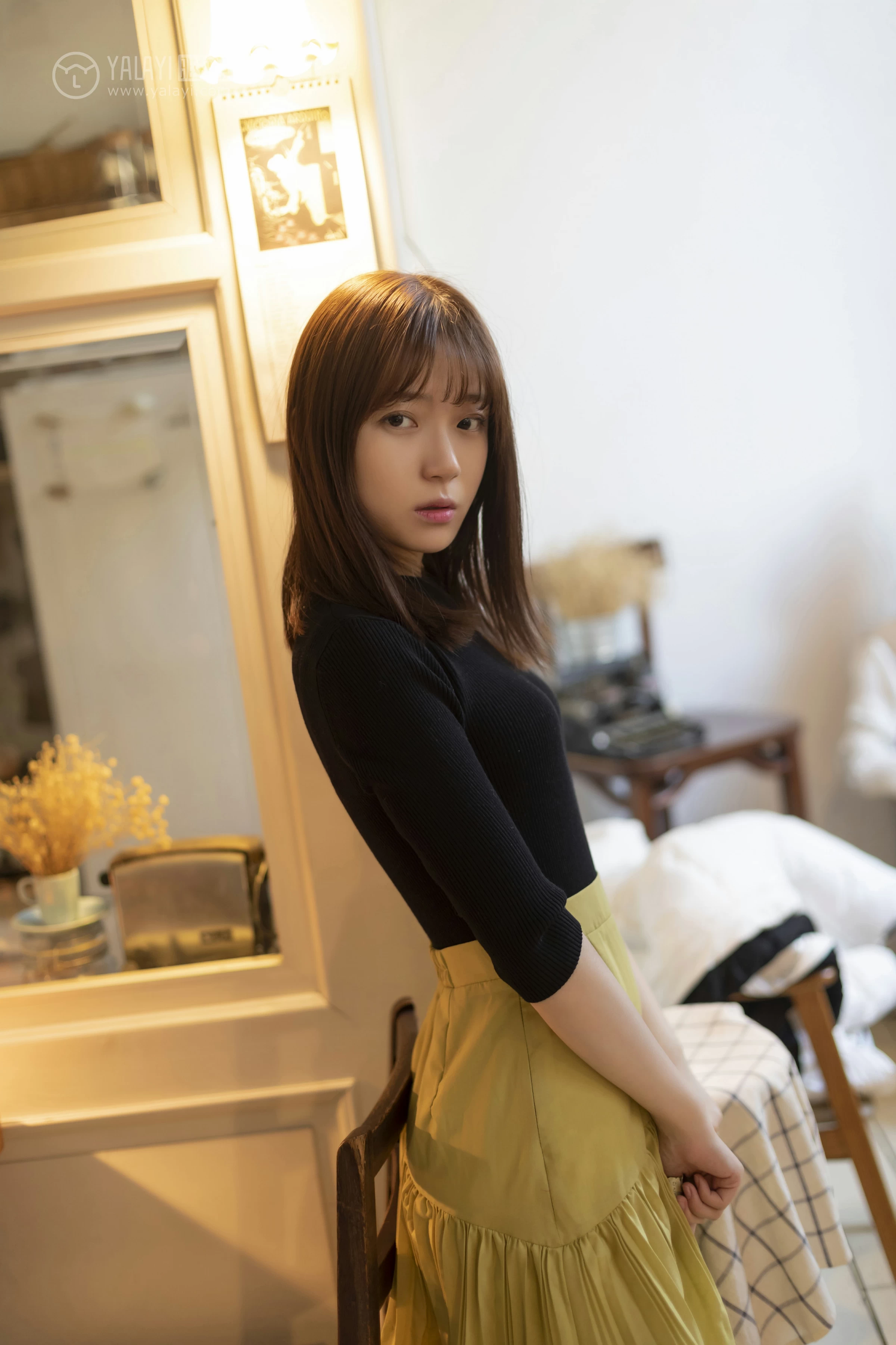[YALAYI雅拉伊]No.265 旧情 刘开心 黑色紧身上衣加橙色短裙性感私房写真集第9张