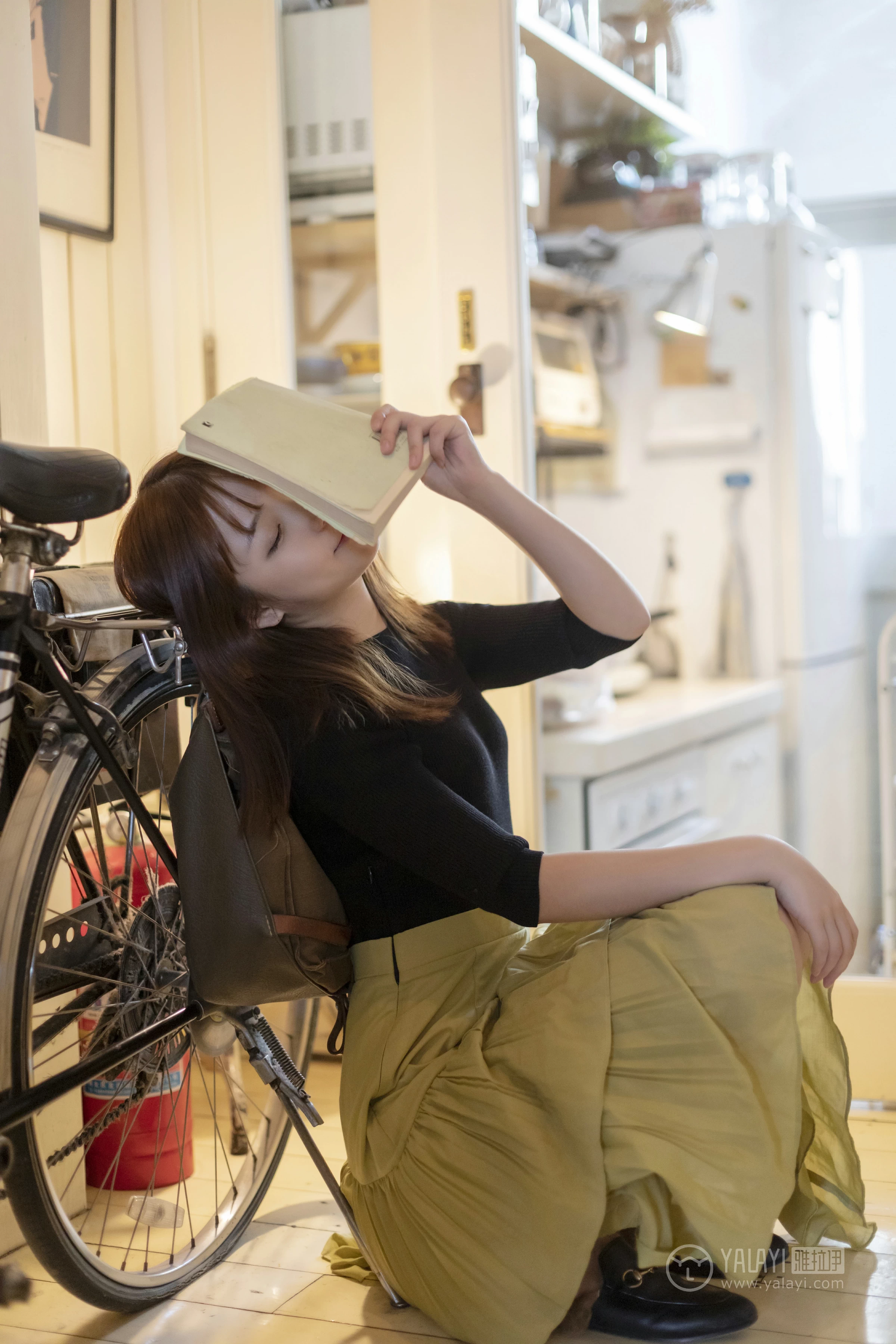 [YALAYI雅拉伊]No.265 旧情 刘开心 黑色紧身上衣加橙色短裙性感私房写真集第12张