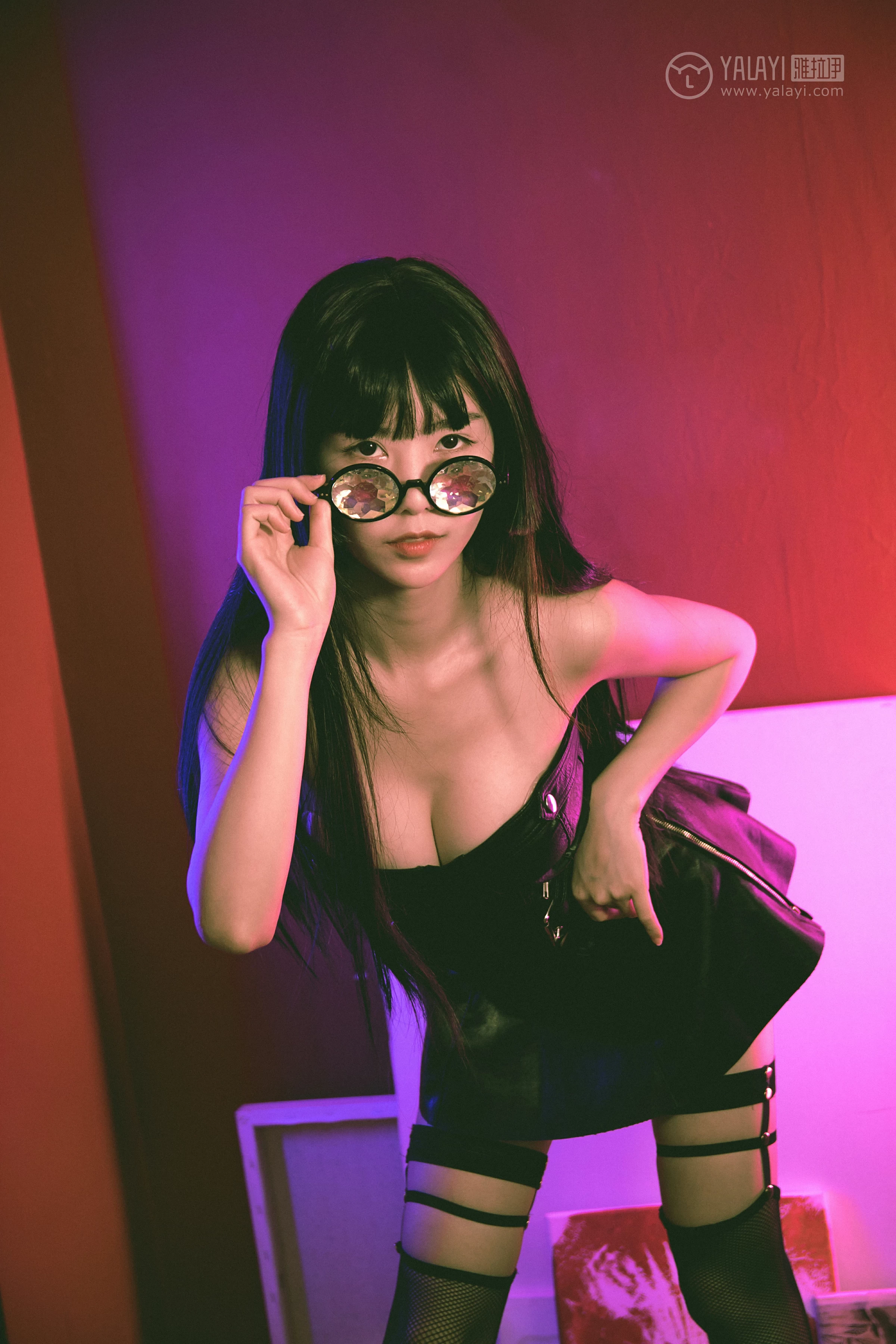 [YALAYI雅拉伊] No.275 霓虹 抖抖儿 黑色塑身上衣与短裙加黑色丝袜美腿性感私房写真集第2张
