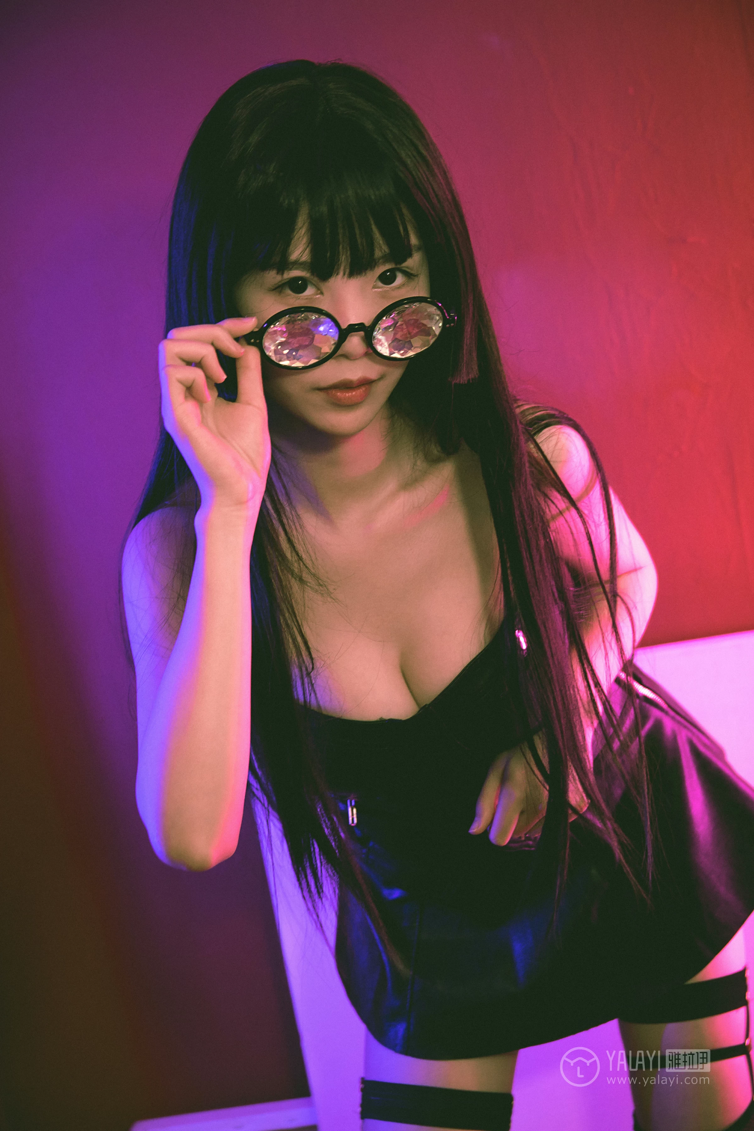 [YALAYI雅拉伊] No.275 霓虹 抖抖儿 黑色塑身上衣与短裙加黑色丝袜美腿性感私房写真集第3张