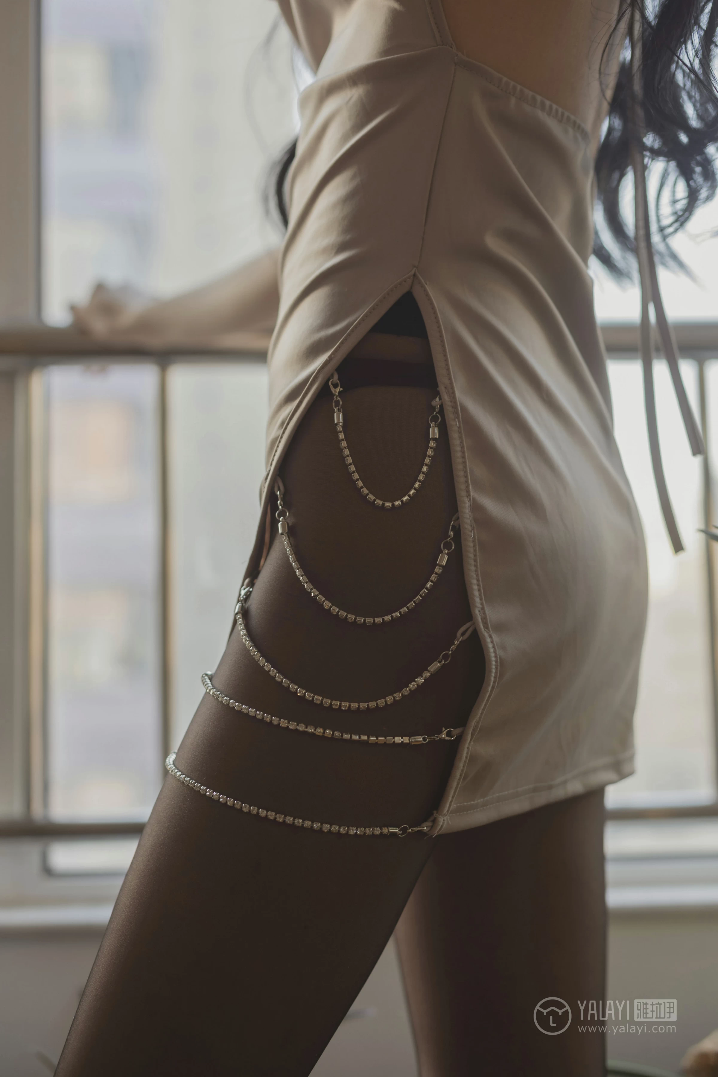 [YALAYI雅拉伊]No.299 香蜜 凉儿 米色裸背连身裙加黑色丝袜美腿性感私房写真集第16张