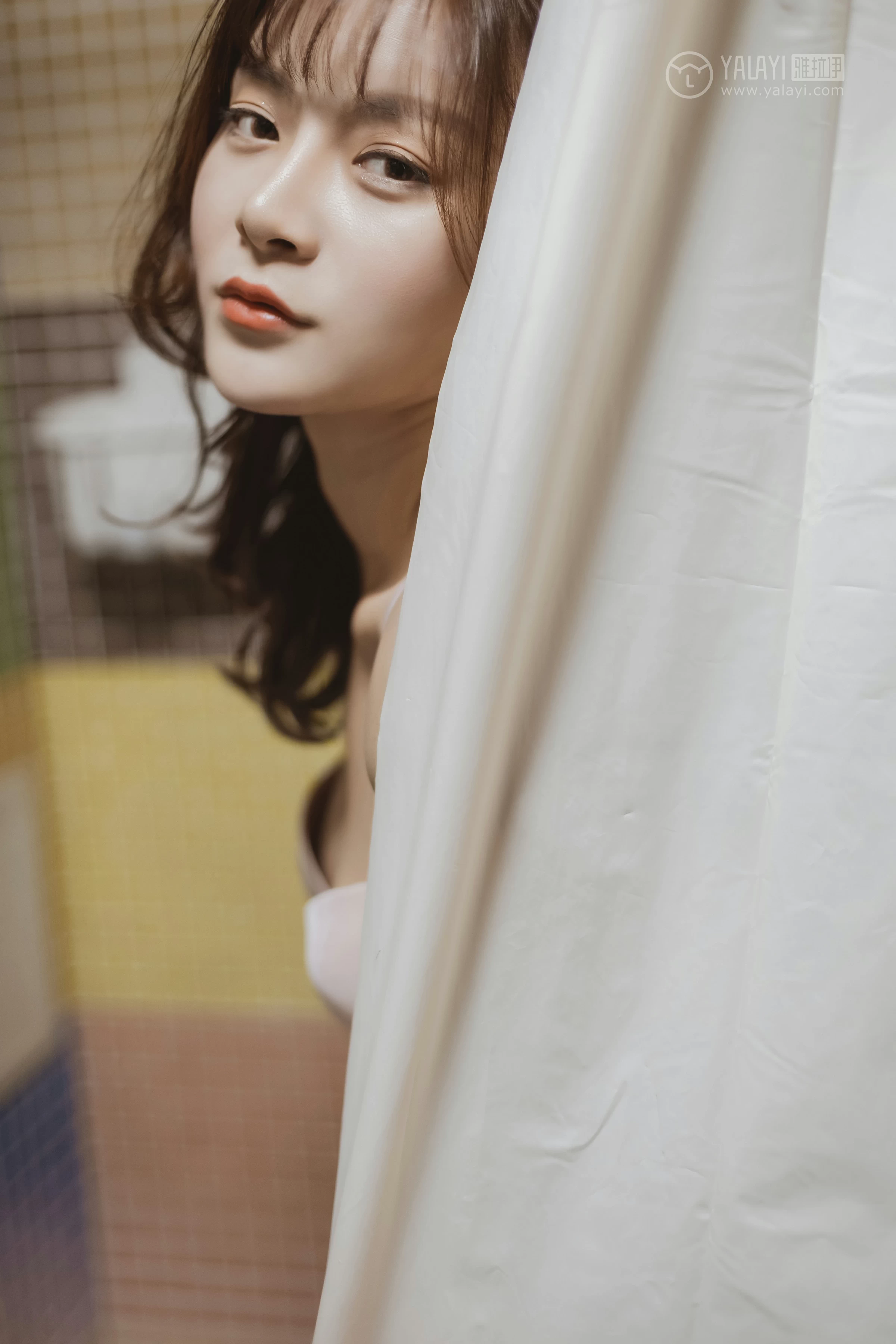 [YALAYI雅拉伊]No.301 角落里 芷琳 白色浴袍加粉色内衣性感私房写真集第12张