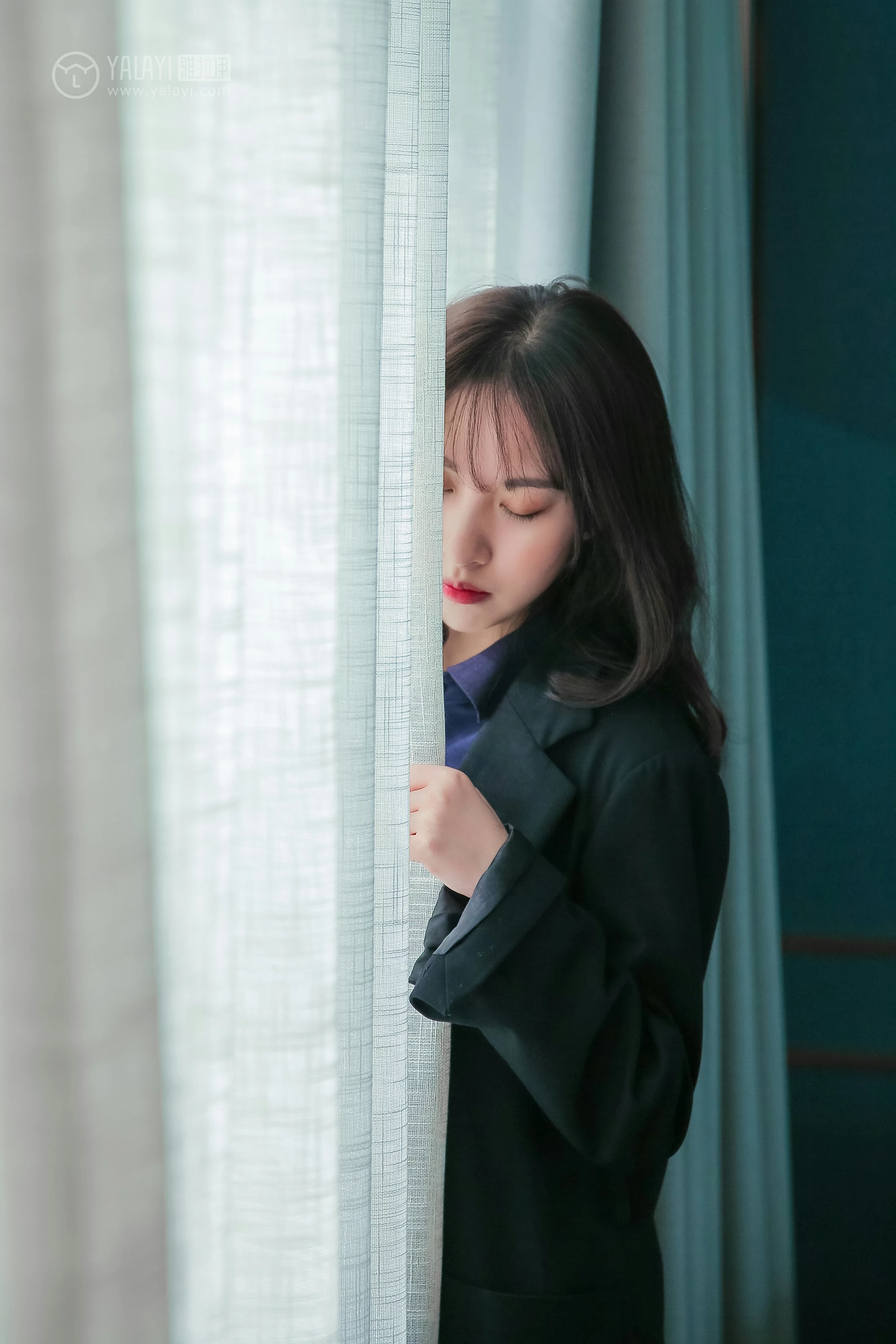 [YALAYI雅拉伊]No.308 蓝色房子 蓝心 黑色外套加蓝色连身制服裙性感私房写真集第1张