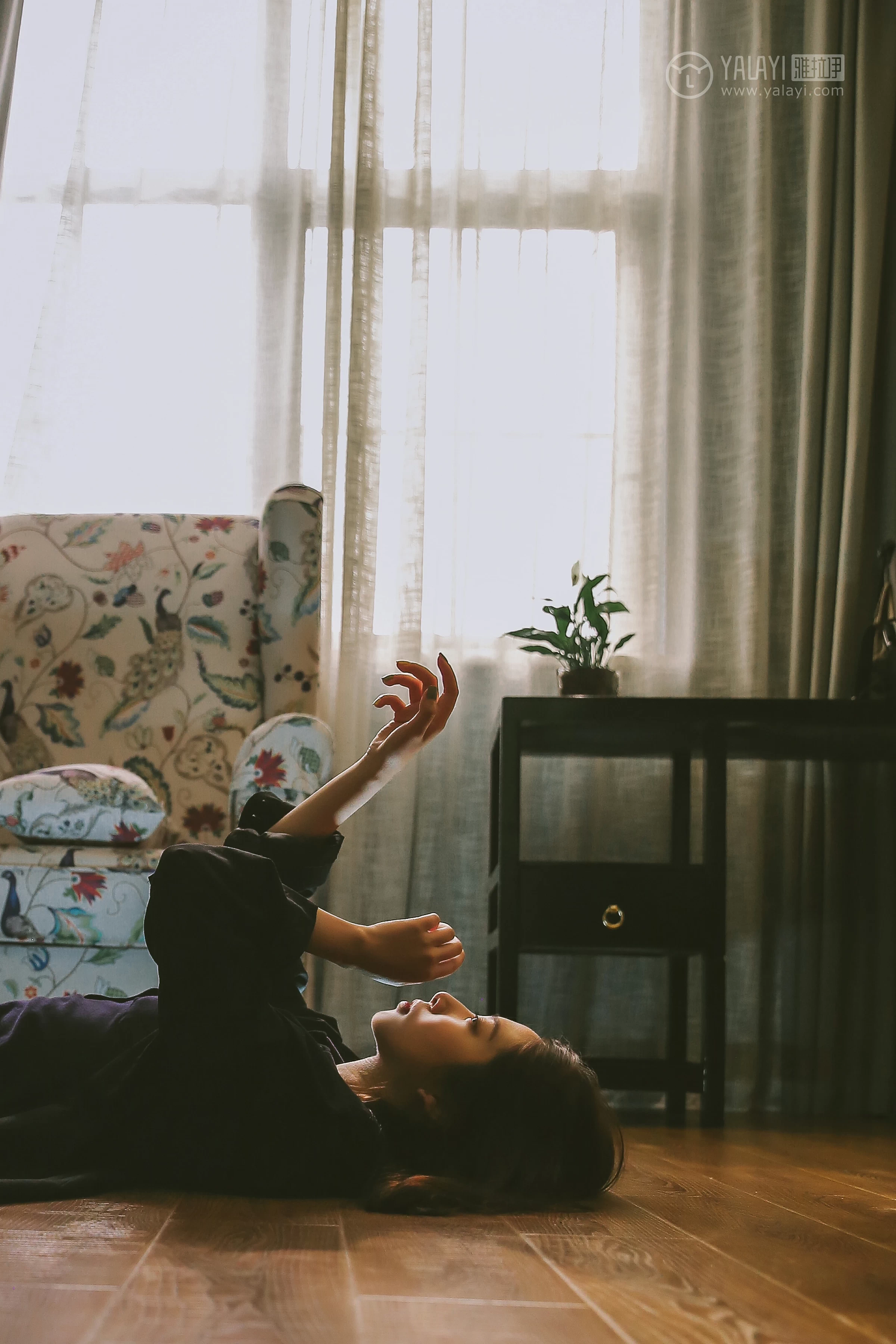 [YALAYI雅拉伊]No.308 蓝色房子 蓝心 黑色外套加蓝色连身制服裙性感私房写真集第6张