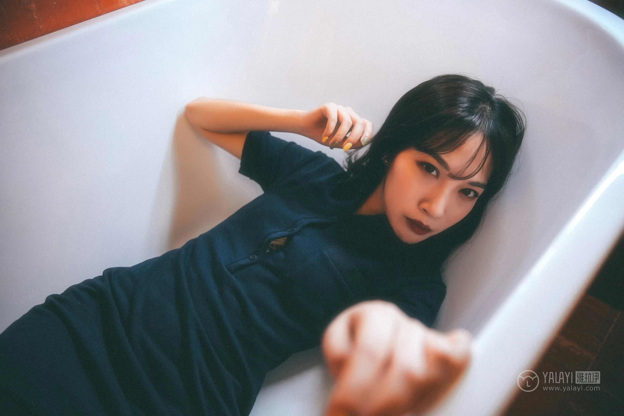 [YALAYI雅拉伊]No.308 蓝色房子 蓝心 黑色外套加蓝色连身制服裙性感私房写真集第12张