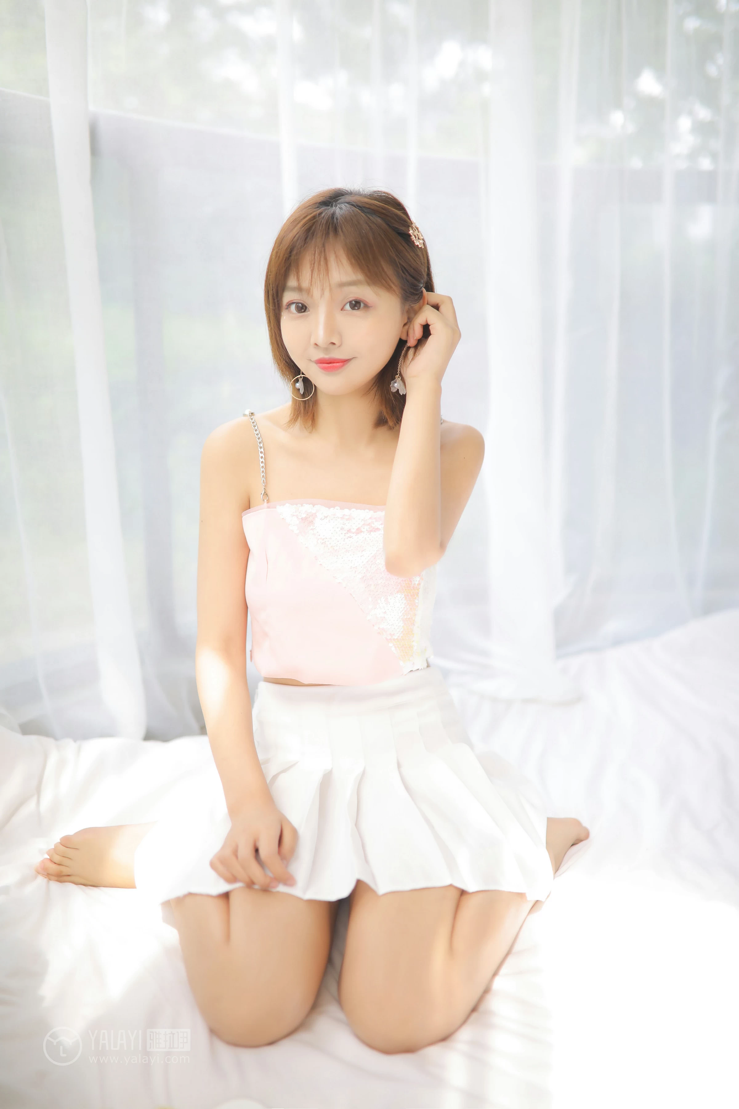 [YALAYI雅拉伊]No.313 甜 肖霄 粉色吊带小背心加白色短裙清纯可爱私房写真集第2张