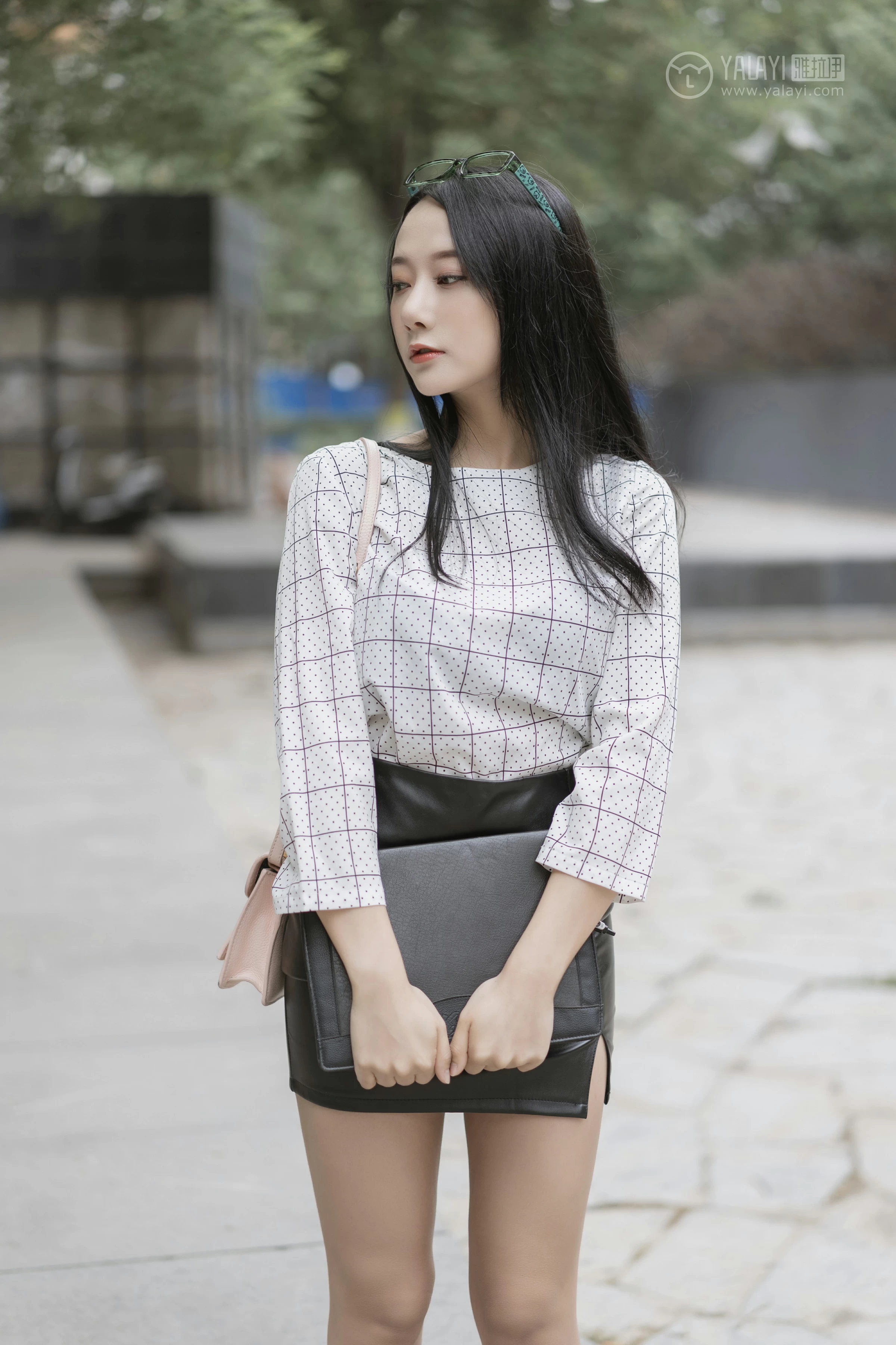 [YALAYI雅拉伊]No.322 女白领的私生活1 何嘉颖 白色衬衫加黑色短裙性感私房写真集第10张