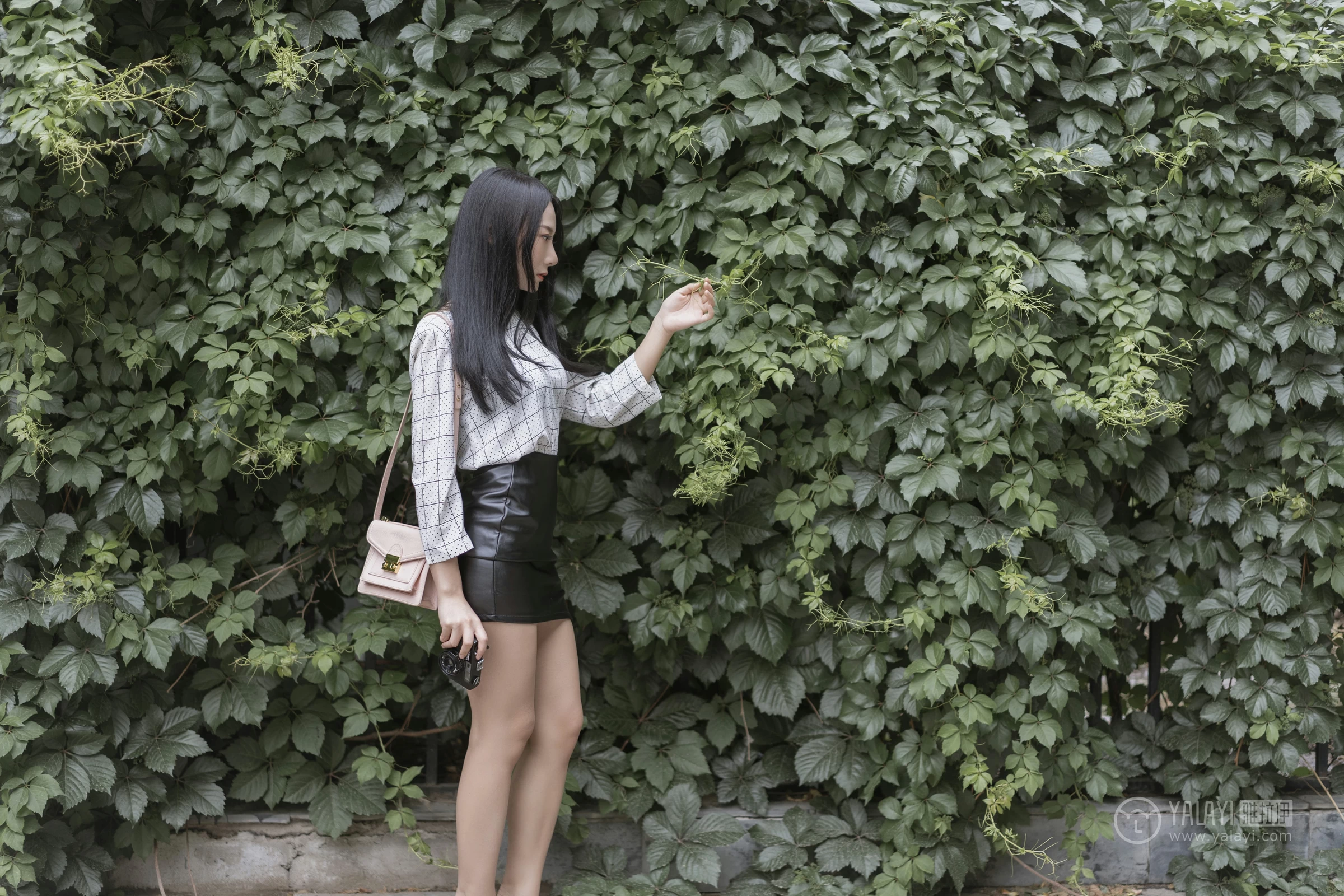 [YALAYI雅拉伊]No.322 女白领的私生活1 何嘉颖 白色衬衫加黑色短裙性感私房写真集第15张