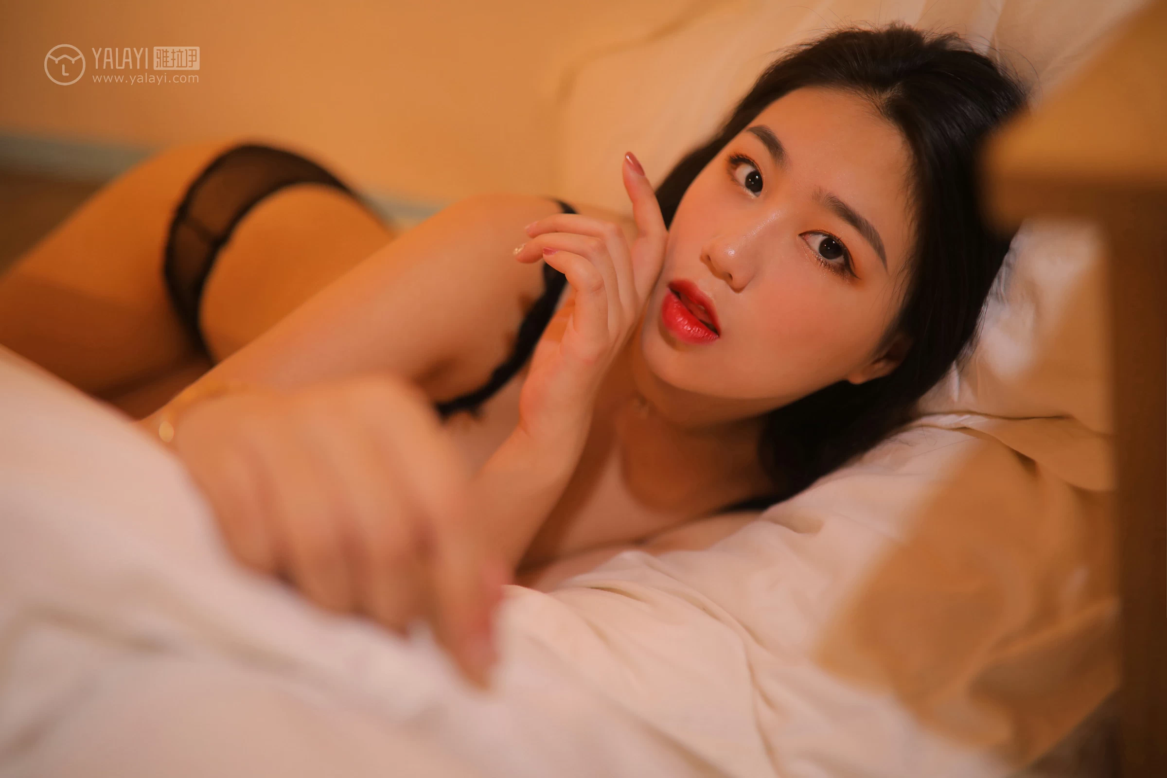 [YALAYI雅拉伊]No.325 半夜私语 婼茹 黑色透视情趣睡衣加黑色蕾丝内衣性感私房写真集第5张