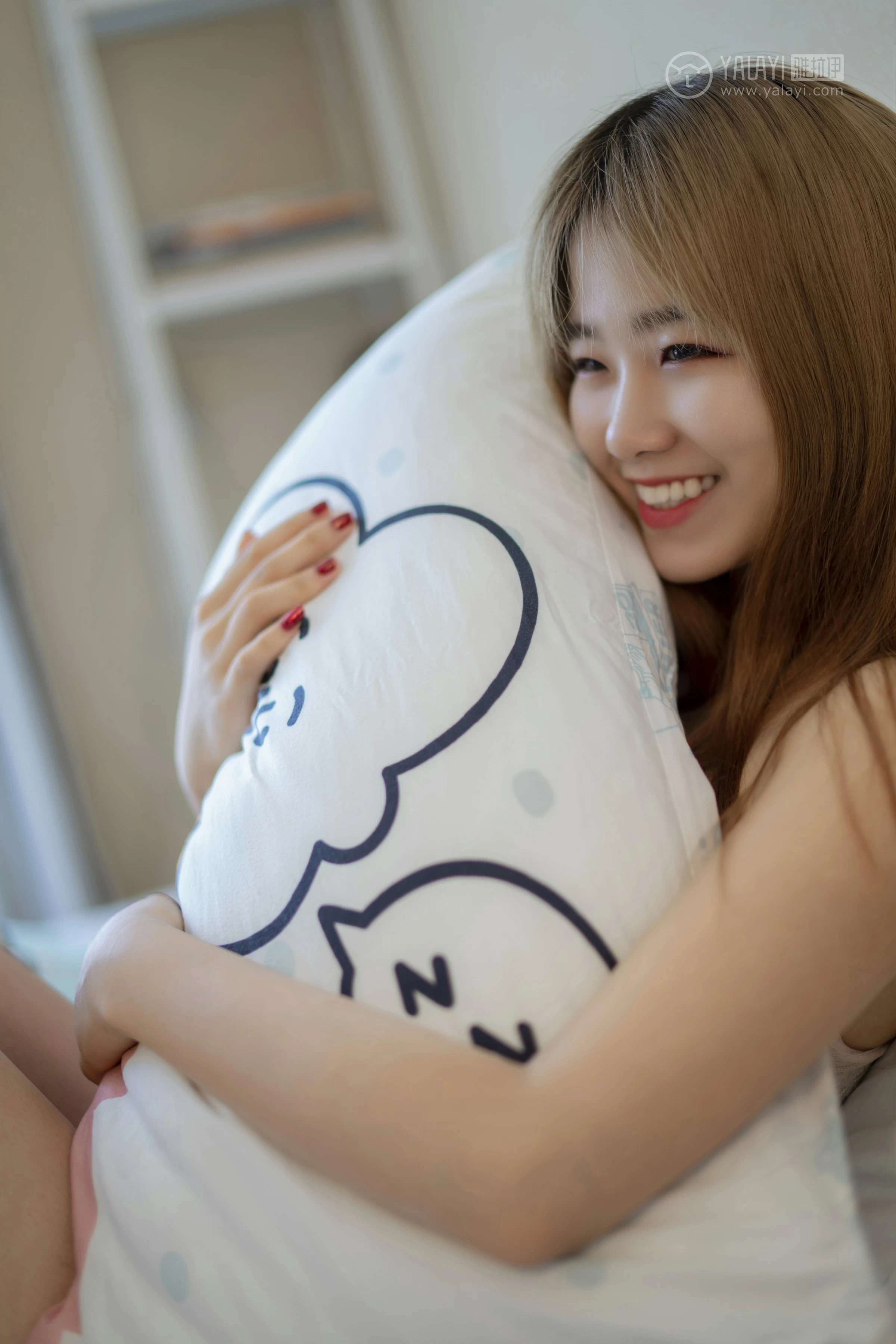 [YALAYI雅拉伊]No.332 宅物语 舒小小 白色蕾丝内衣加透视镂空情趣内裤性感私房写真集第5张