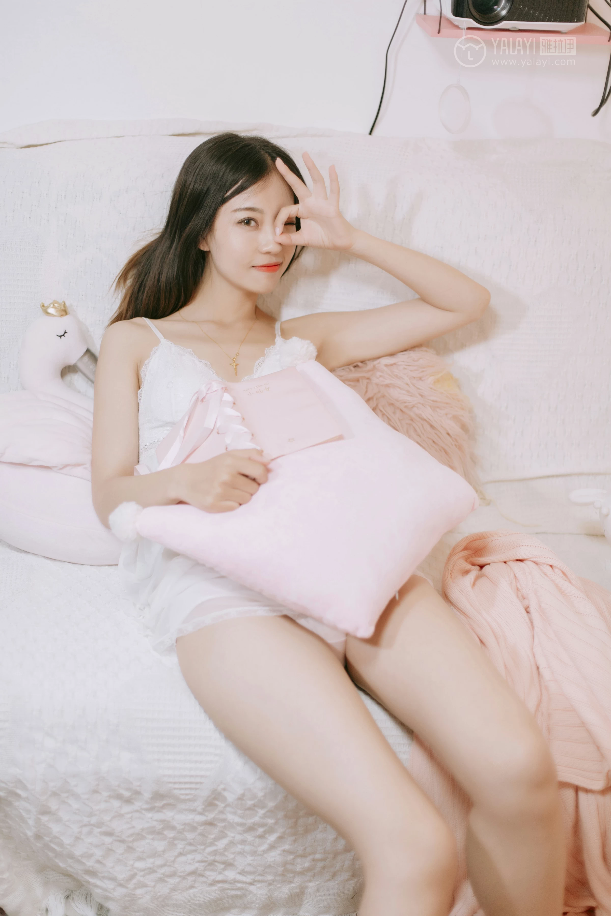[YALAYI雅拉伊]No.334 浪漫满屋 高若童 白色吊带透视睡衣裙性感私房写真集第1张