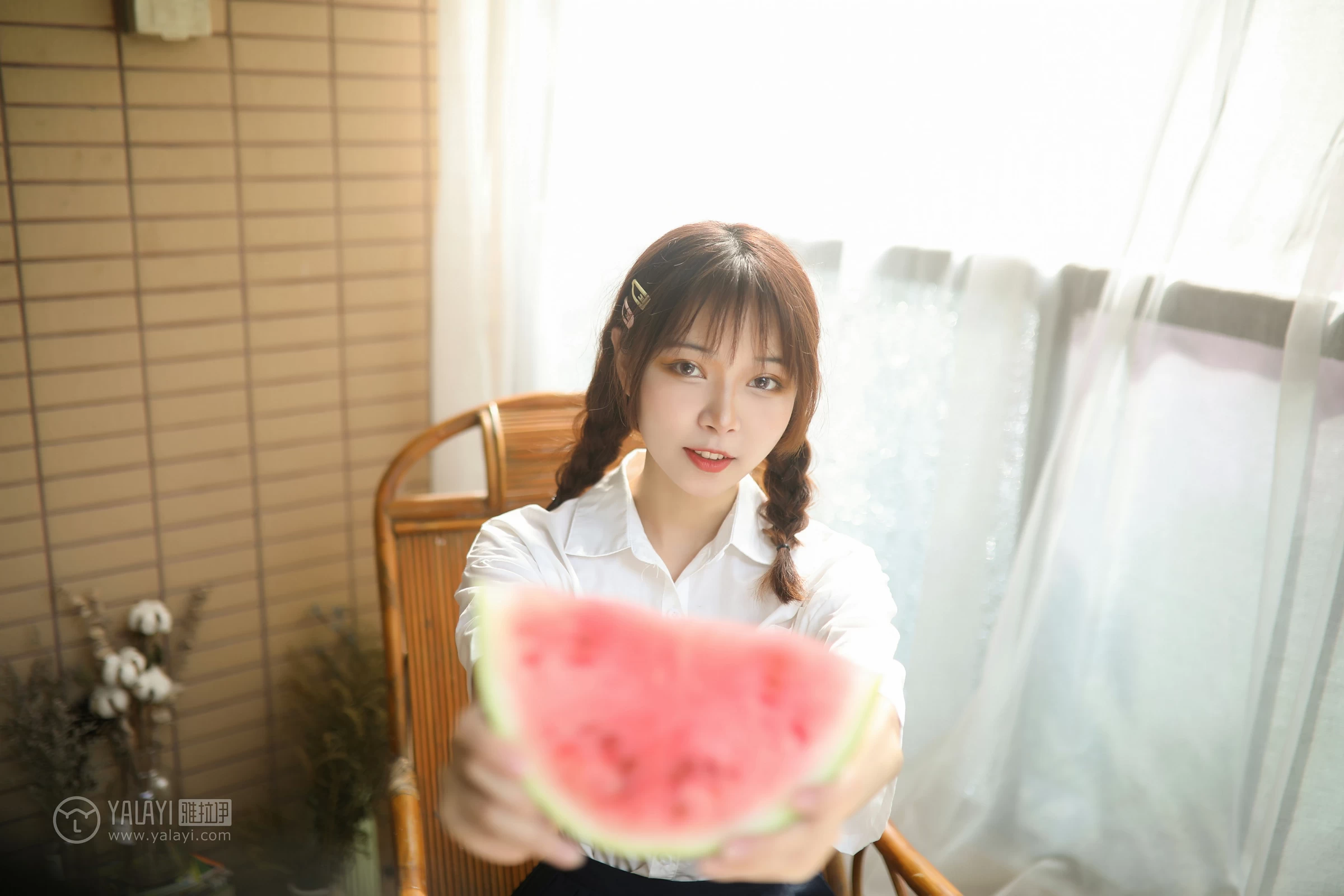 [YALAYI雅拉伊]No.342 与她的夏日恋爱 暄暄 白色衬衫加黑色短裙清纯可爱私房写真集第6张