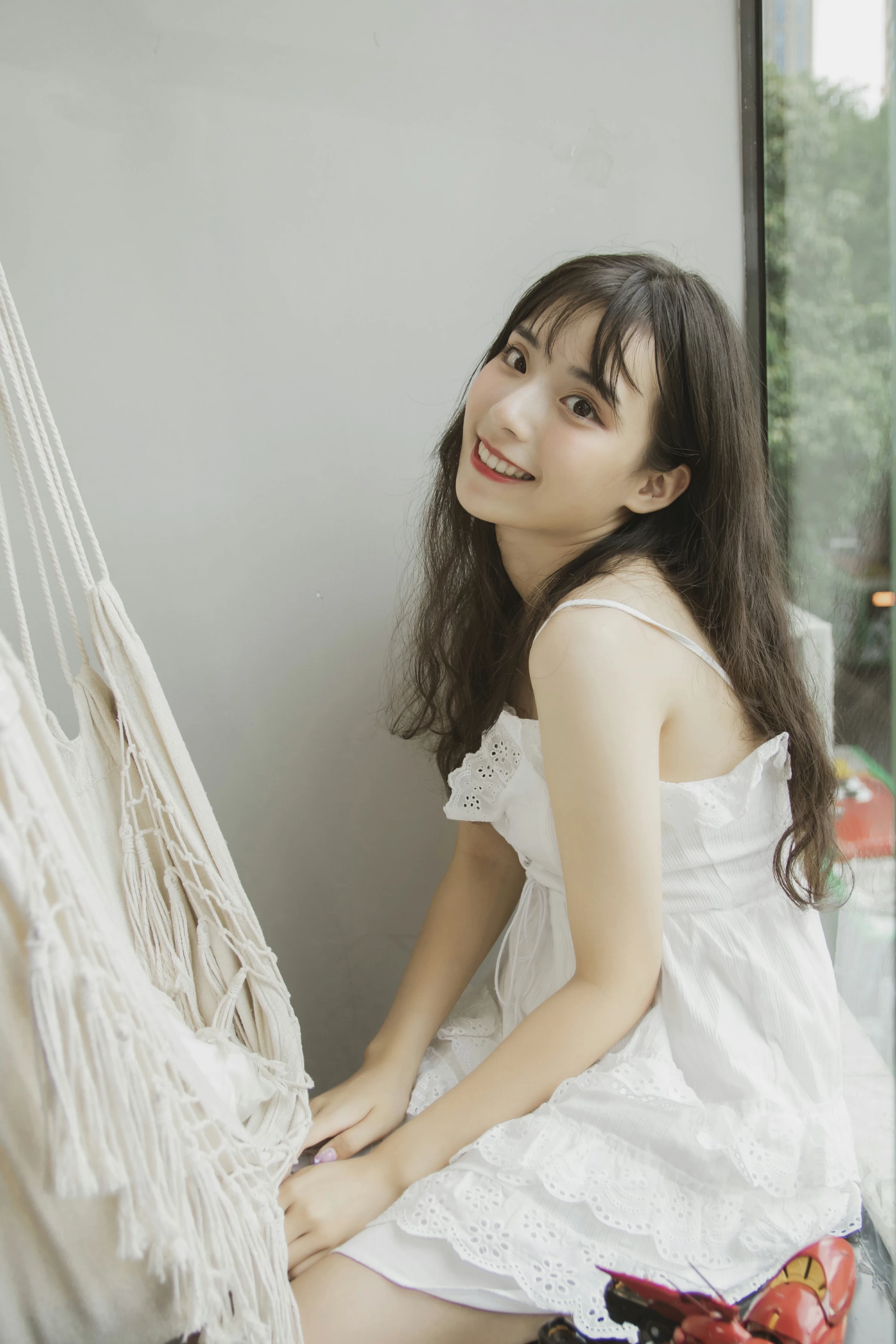 [YALAYI雅拉伊]No.357 我的高达女友 阿橙 白色吊带蕾丝连衣裙清纯可爱私房写真集第15张