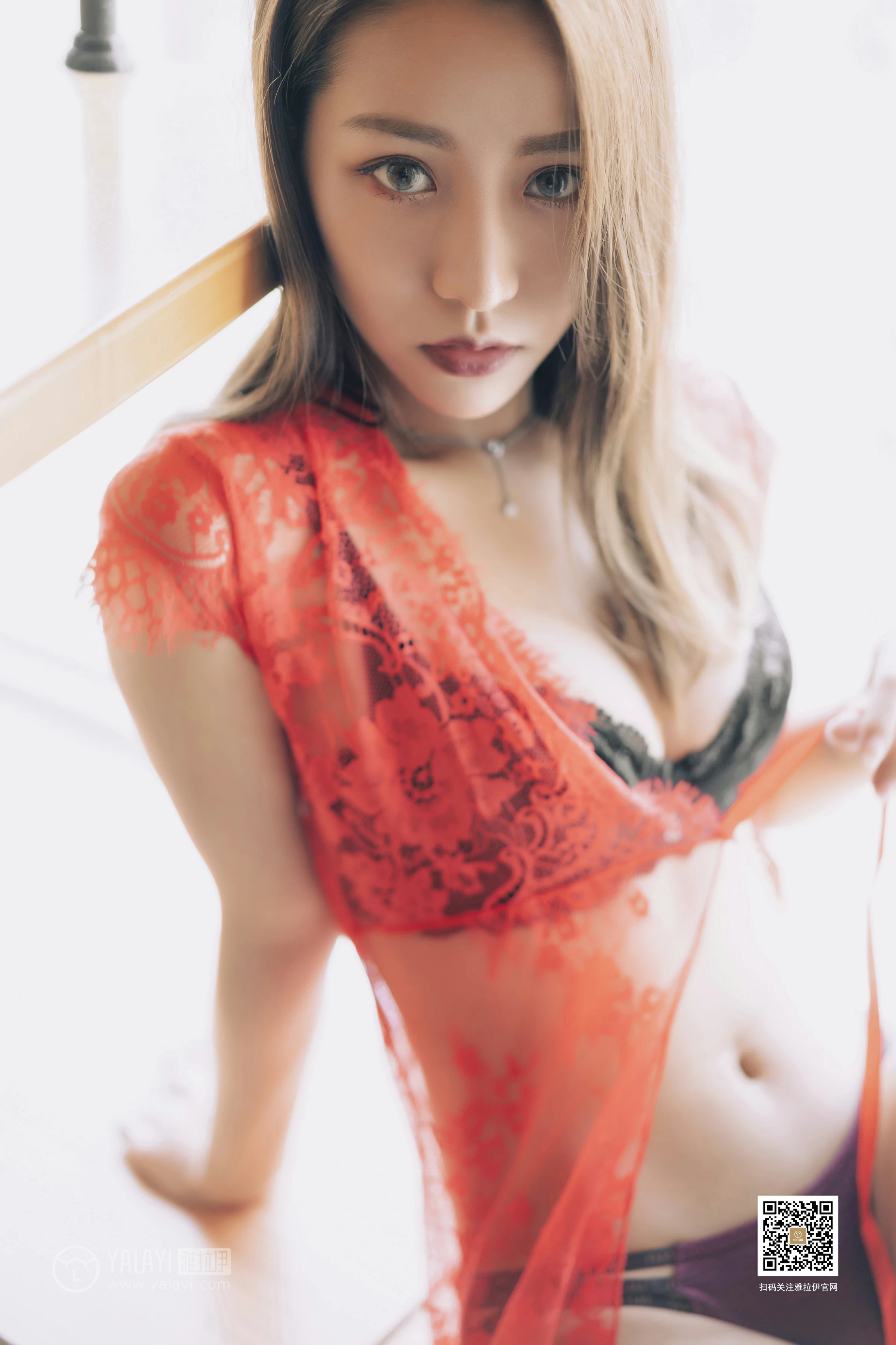 [YALAYI雅拉伊]No.381 芊芊 红色情趣镂空睡衣加黑色蕾丝内衣性感私房写真集第2张