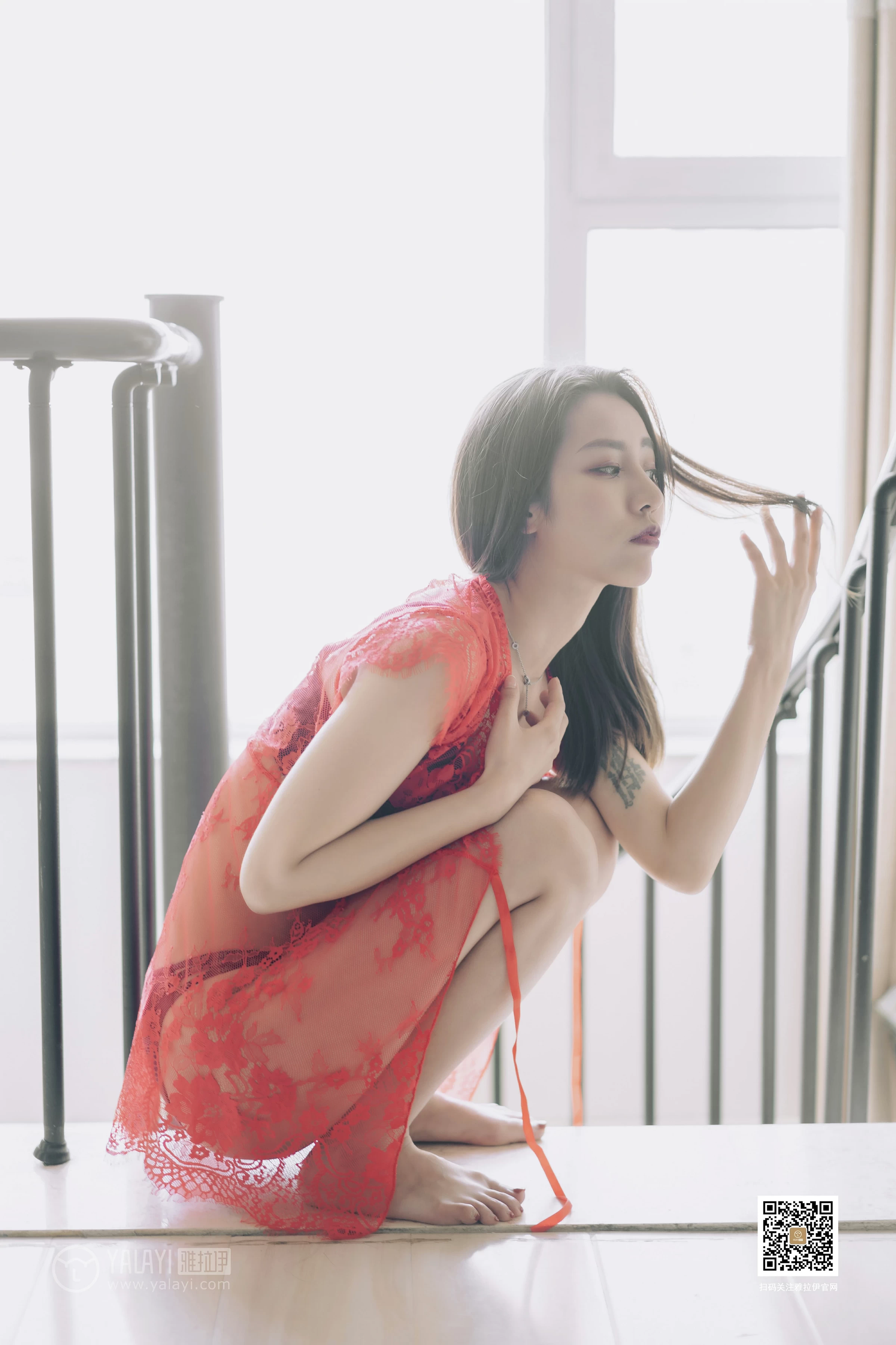 [YALAYI雅拉伊]No.381 芊芊 红色情趣镂空睡衣加黑色蕾丝内衣性感私房写真集第19张