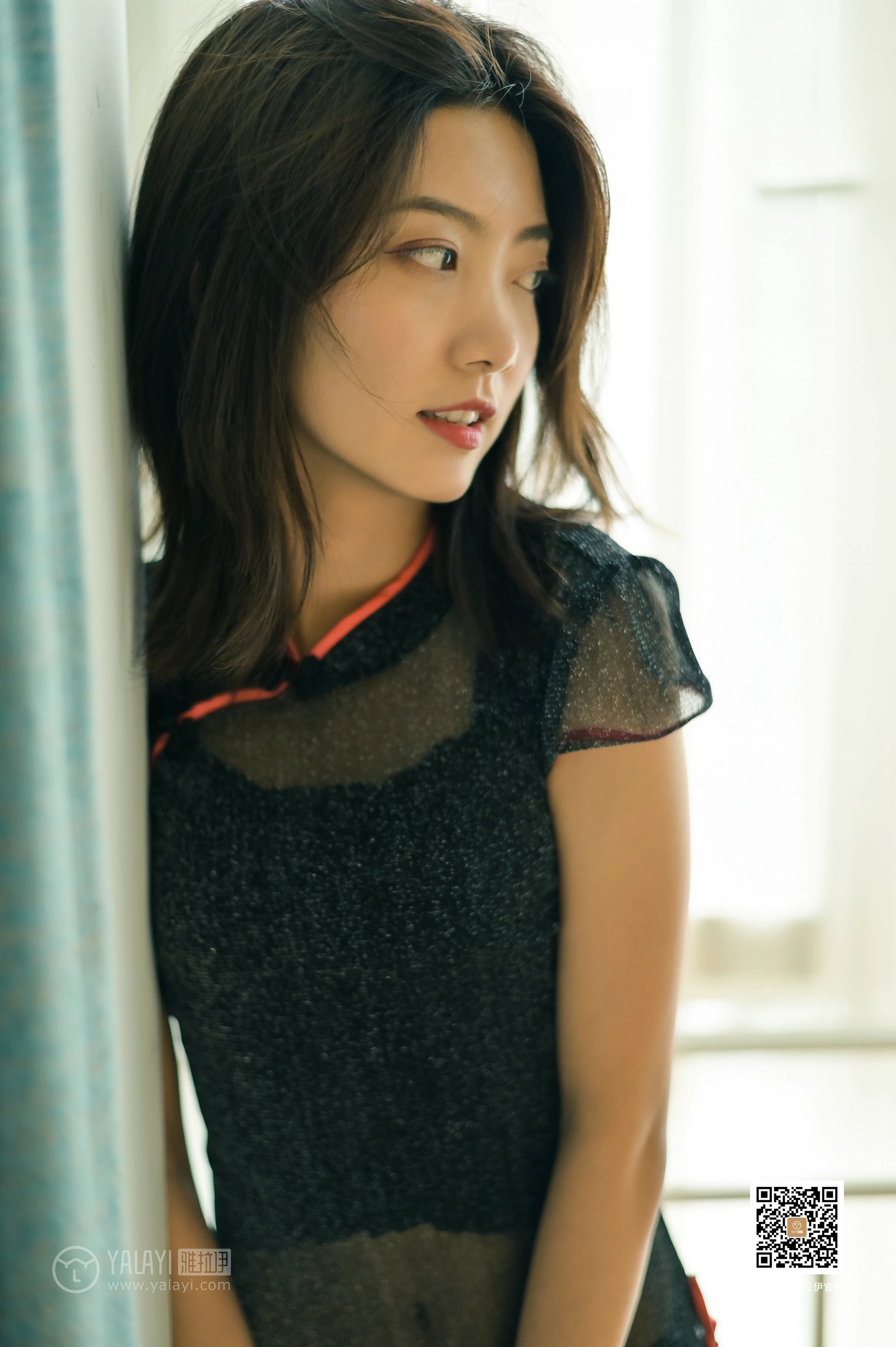 [YALAYI雅拉伊]No.382 纹纹 黑色透视情趣旗袍加黑色丝袜美腿性感私房写真集第10张