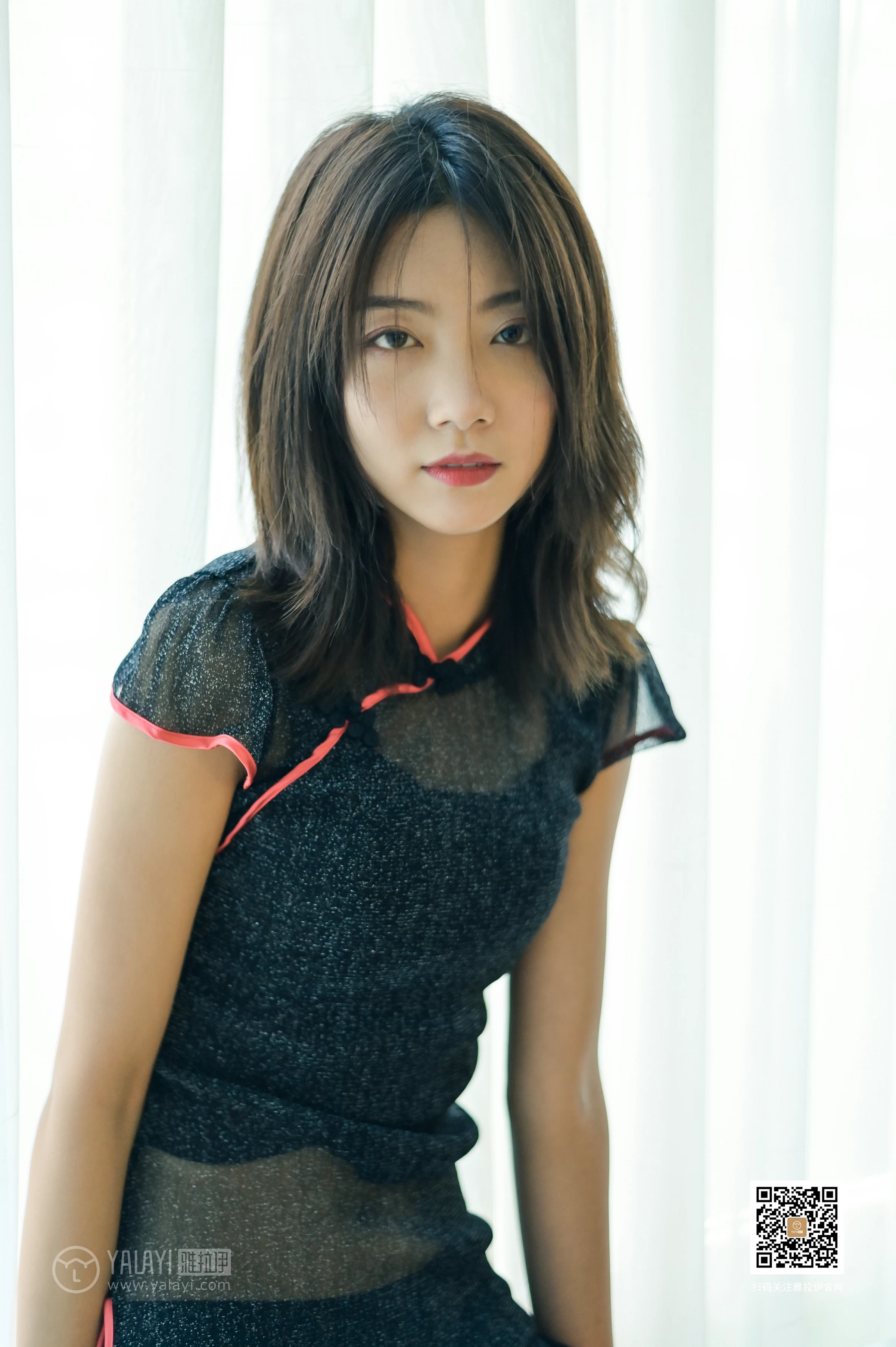 [YALAYI雅拉伊]No.382 纹纹 黑色透视情趣旗袍加黑色丝袜美腿性感私房写真集第18张