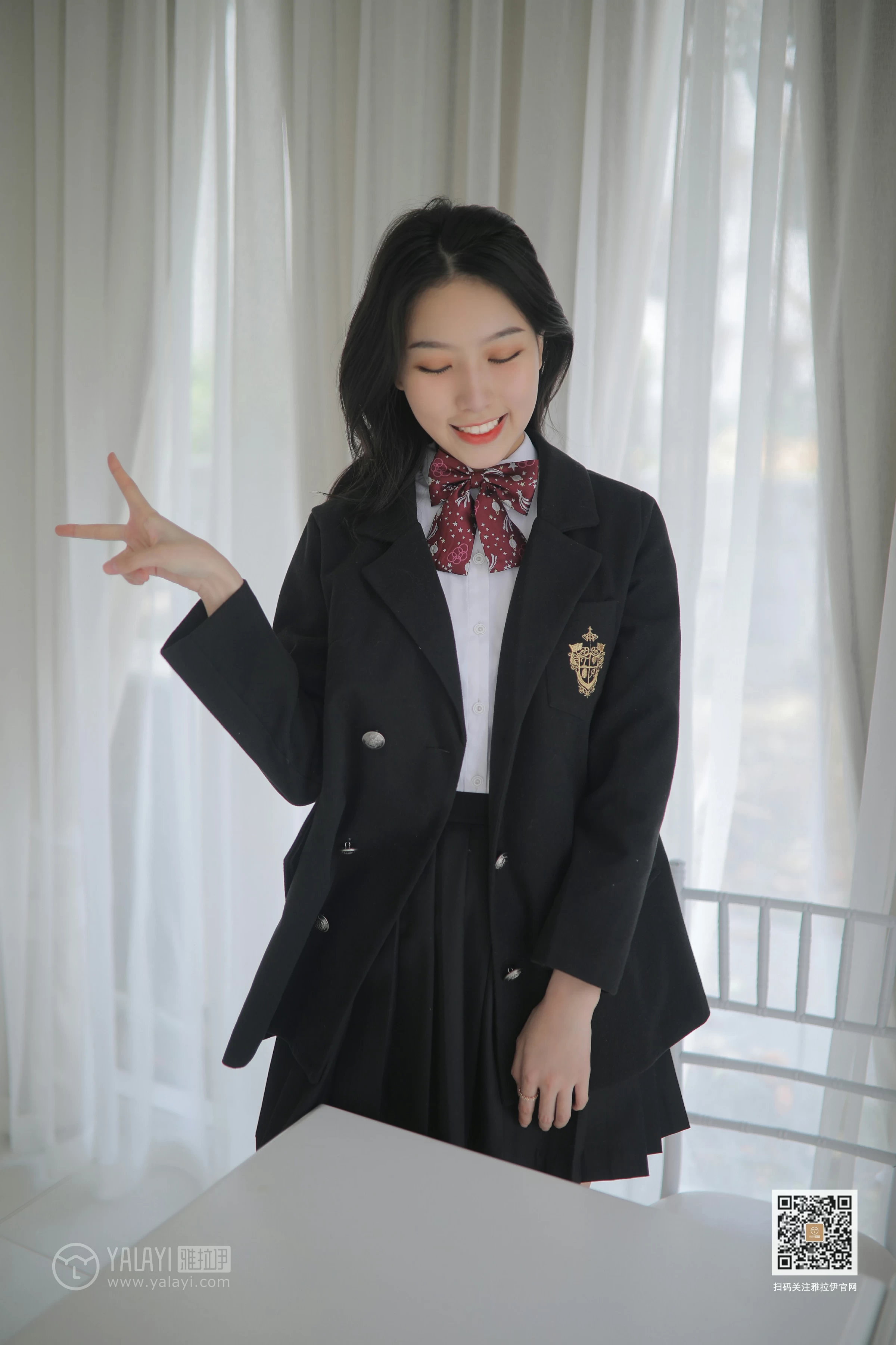 [YALAYI雅拉伊]No.387 毕业季 白璐 黑色高中女生制服与短裙加肉色丝袜美腿性感私房写真集第4张