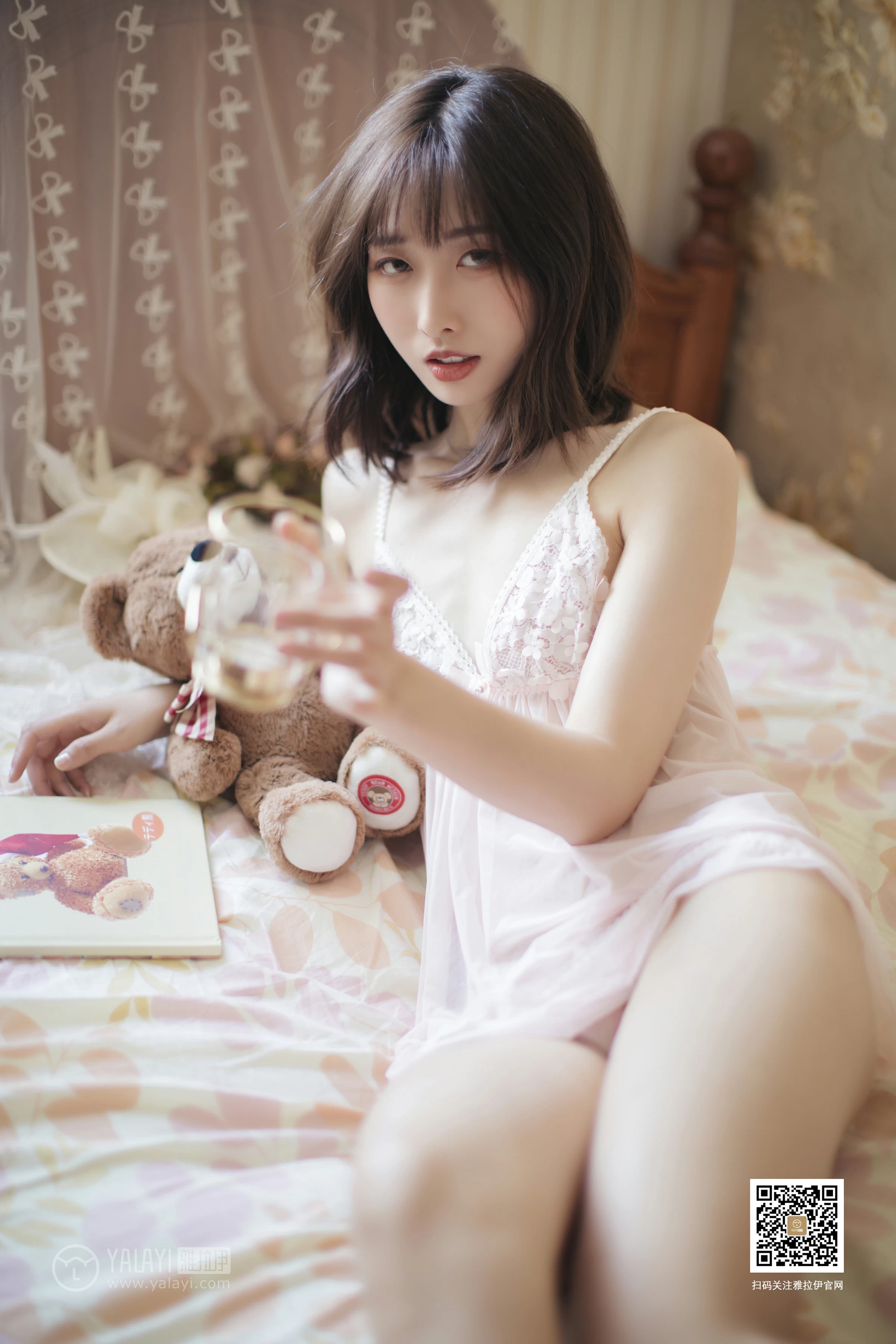 [YALAYI雅拉伊]No.388 闺房记乐 佳佳 粉色透视吊带睡衣裙性感私房写真集第5张