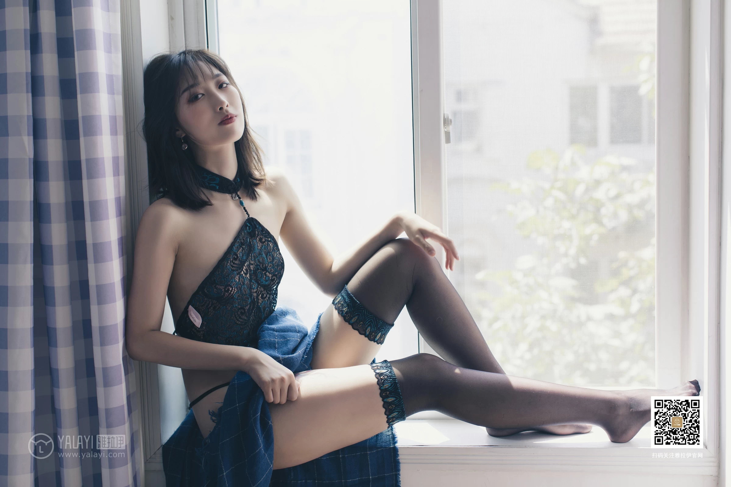 [YALAYI雅拉伊]No.393 丝情袜意 佳佳 情趣透视镂空肚兜加黑色丝袜美腿性感私房写真集第13张