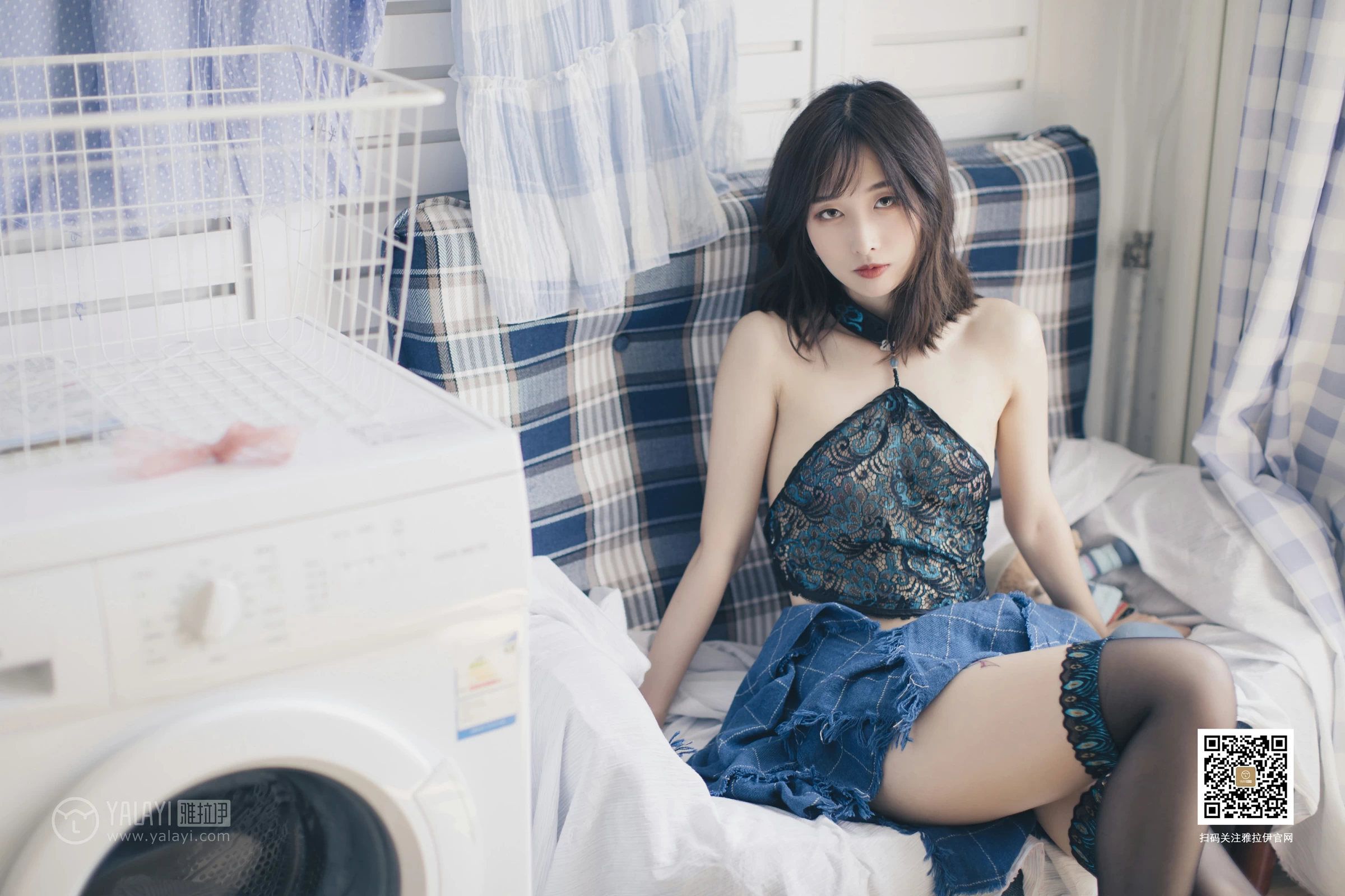[YALAYI雅拉伊]No.393 丝情袜意 佳佳 情趣透视镂空肚兜加黑色丝袜美腿性感私房写真集第18张