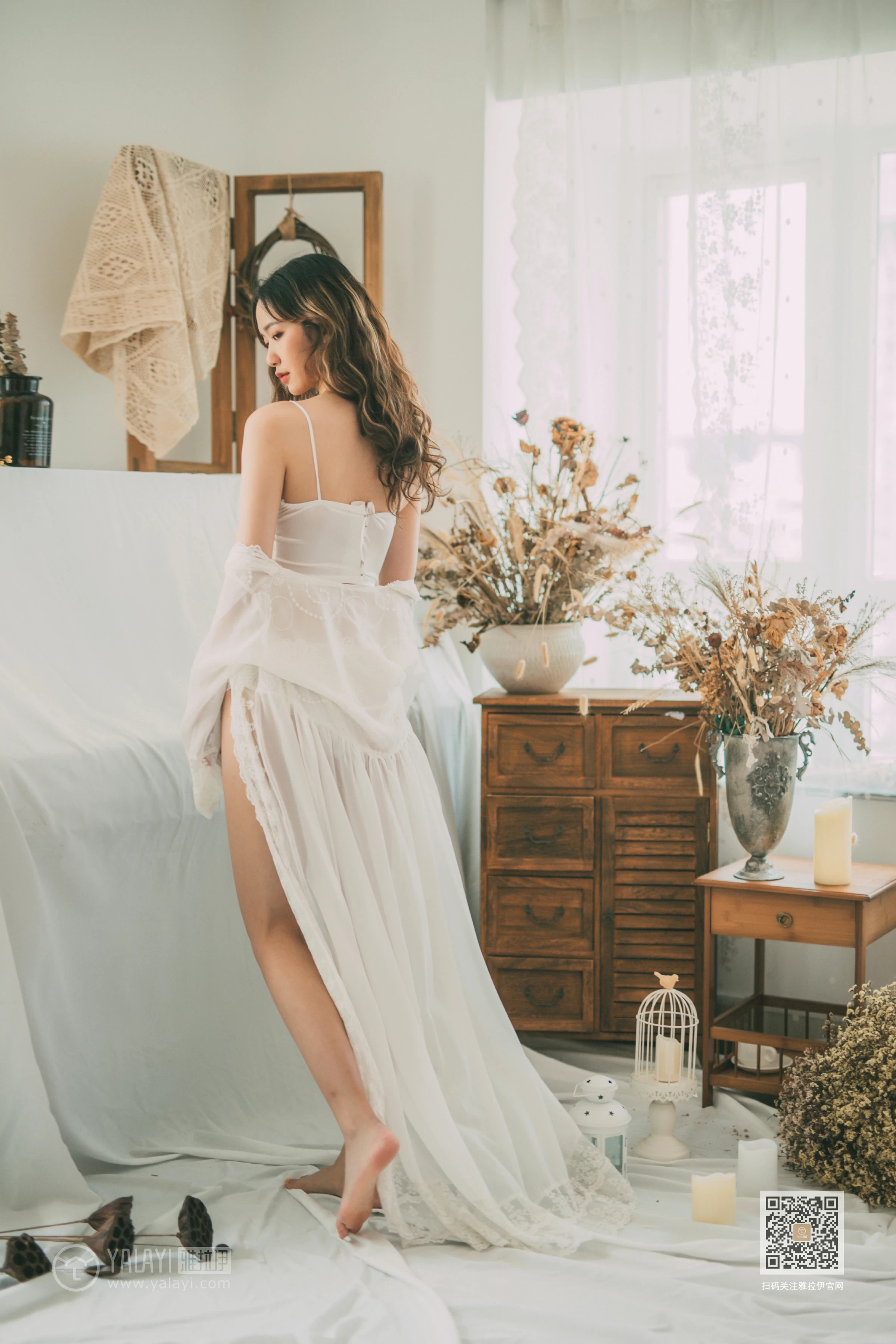 [YALAYI雅拉伊]Vol.408 写生模特 晓琳 白色透视睡衣加白色内衣性感私房写真集第4张
