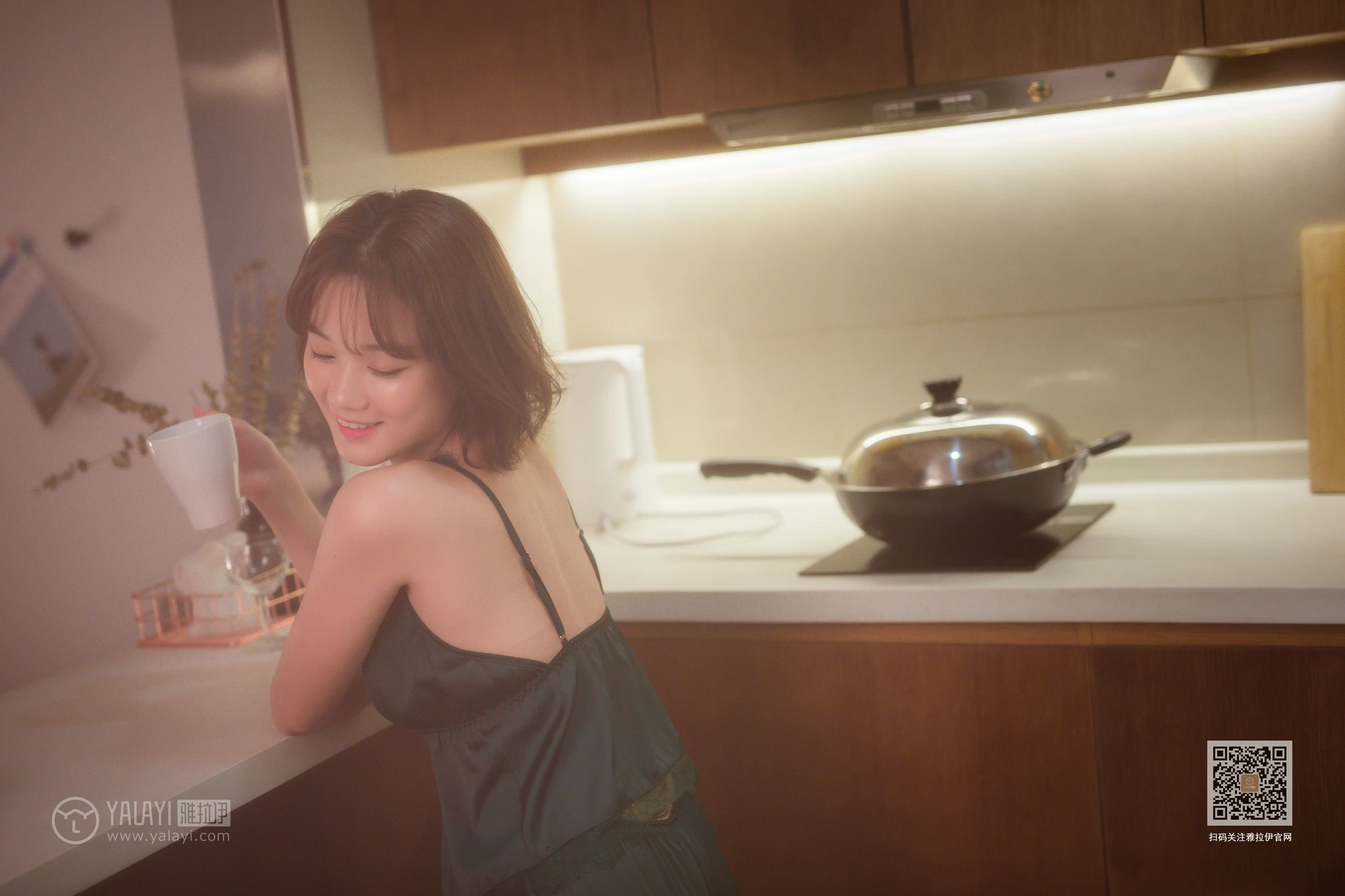 [YALAYI雅拉伊]Vol.412 特技小厨娘 良子 吊带睡衣加蕾丝短裤性感私房写真集第2张
