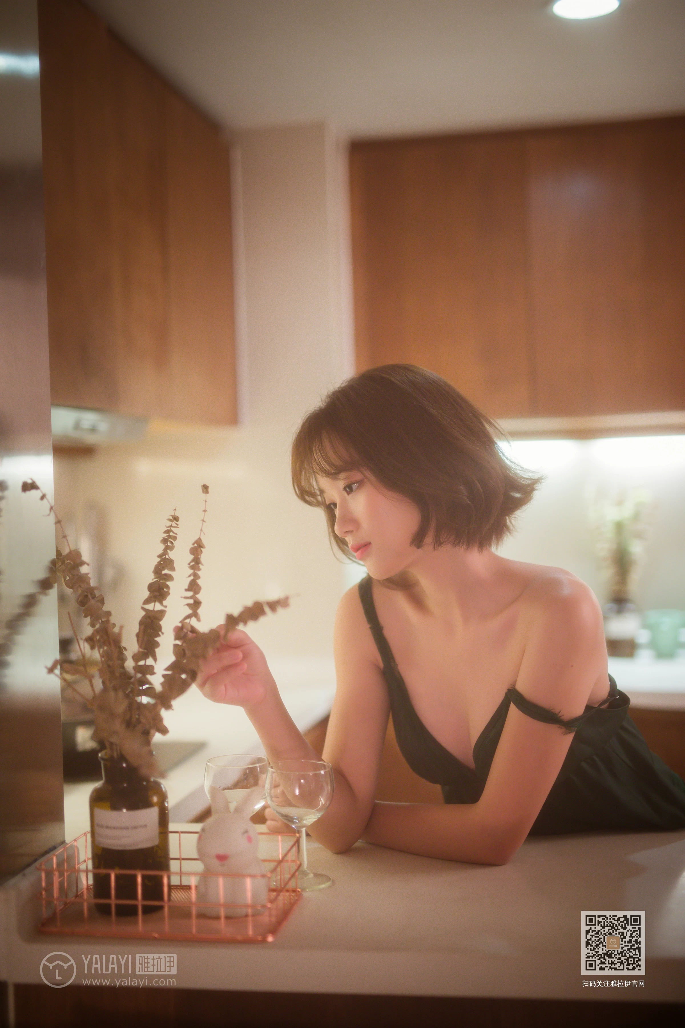 [YALAYI雅拉伊]Vol.412 特技小厨娘 良子 吊带睡衣加蕾丝短裤性感私房写真集第5张