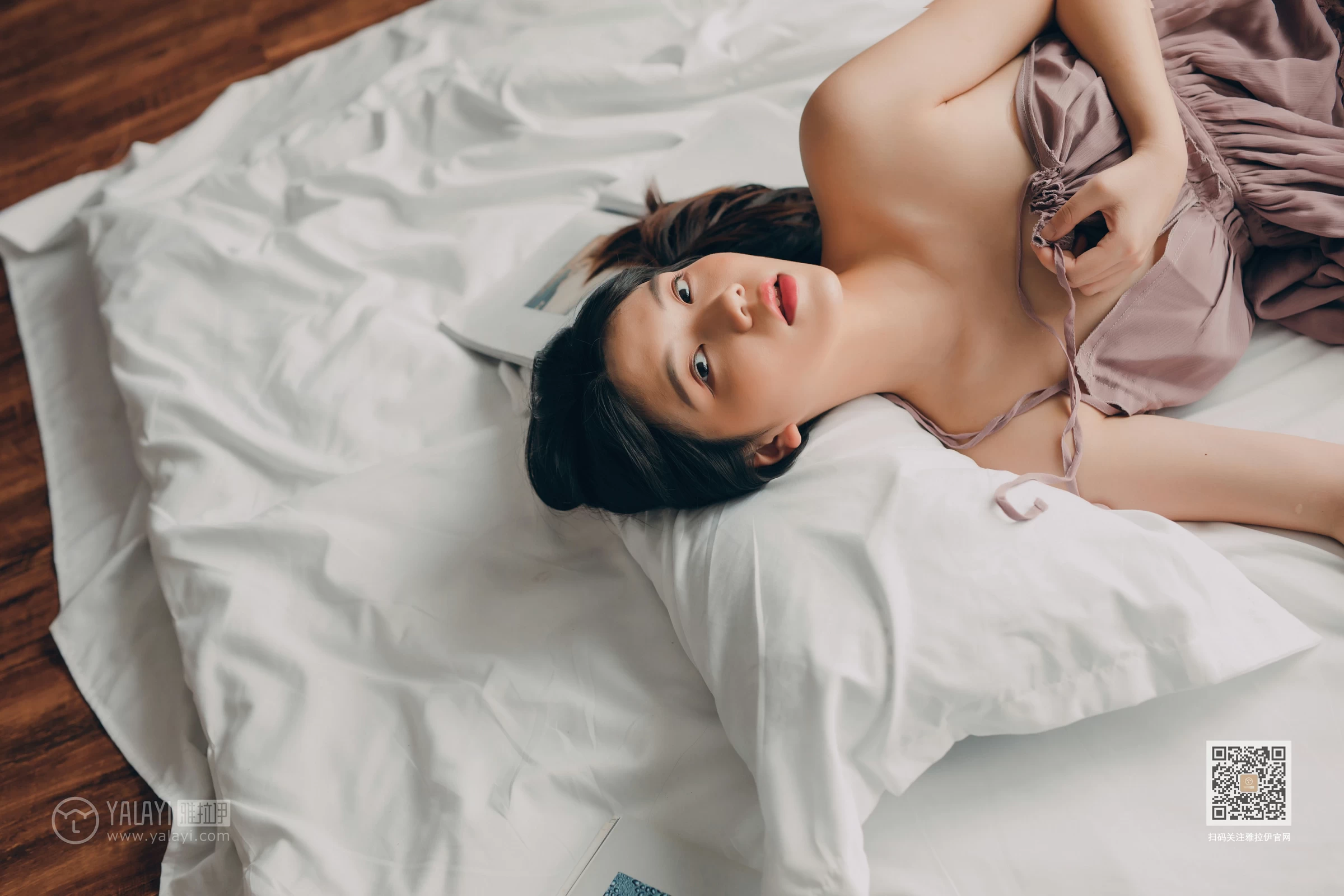 [YALAYI雅拉伊]Vol.414 缠绵 倪倪 棕色吊带睡衣裙居家性感私房写真集第10张