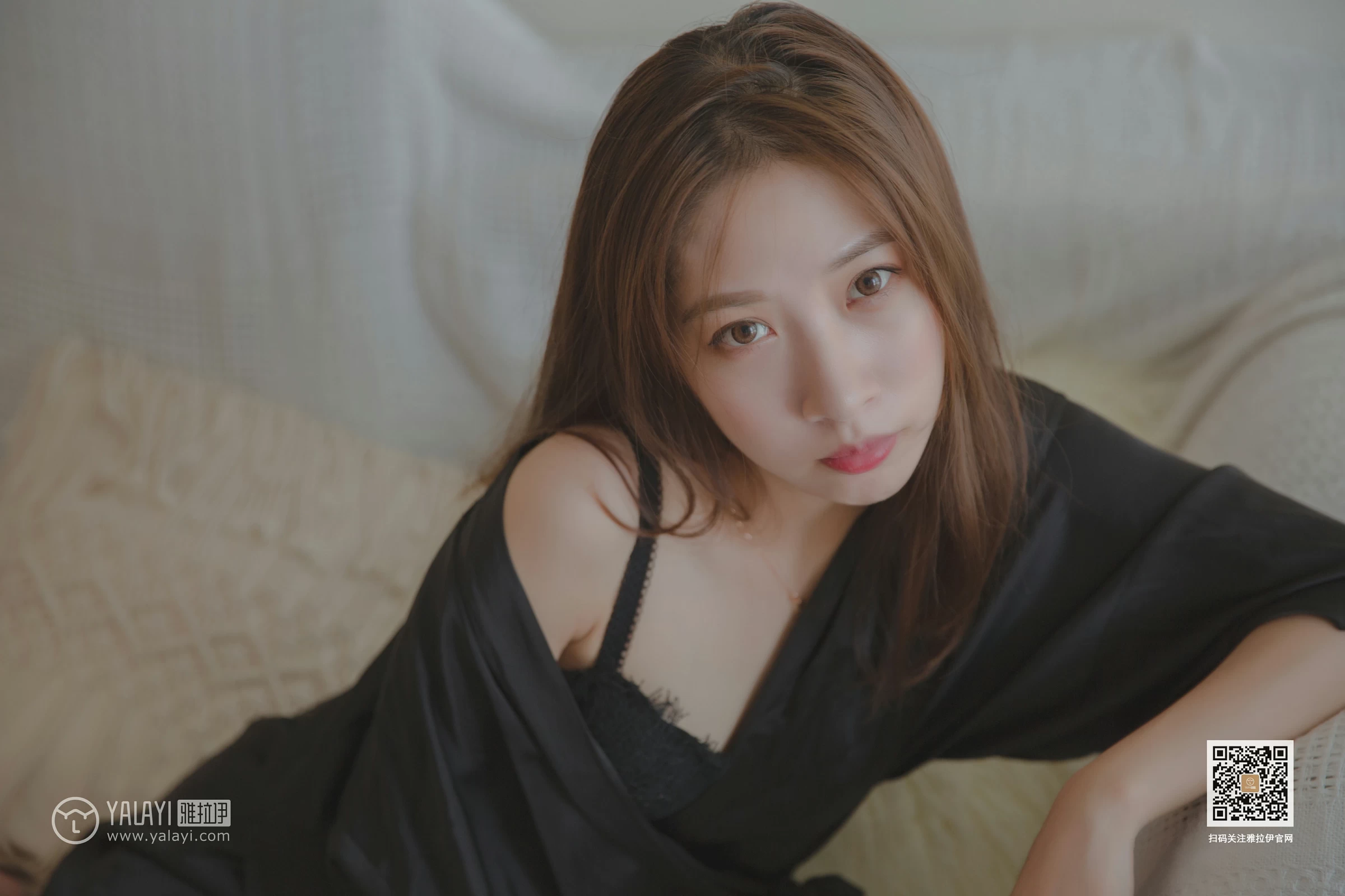 [YALAYI雅拉伊]Vol.416 白加黑 蓝心 黑色真丝睡衣加黑色蕾丝内衣性感私房写真集第3张