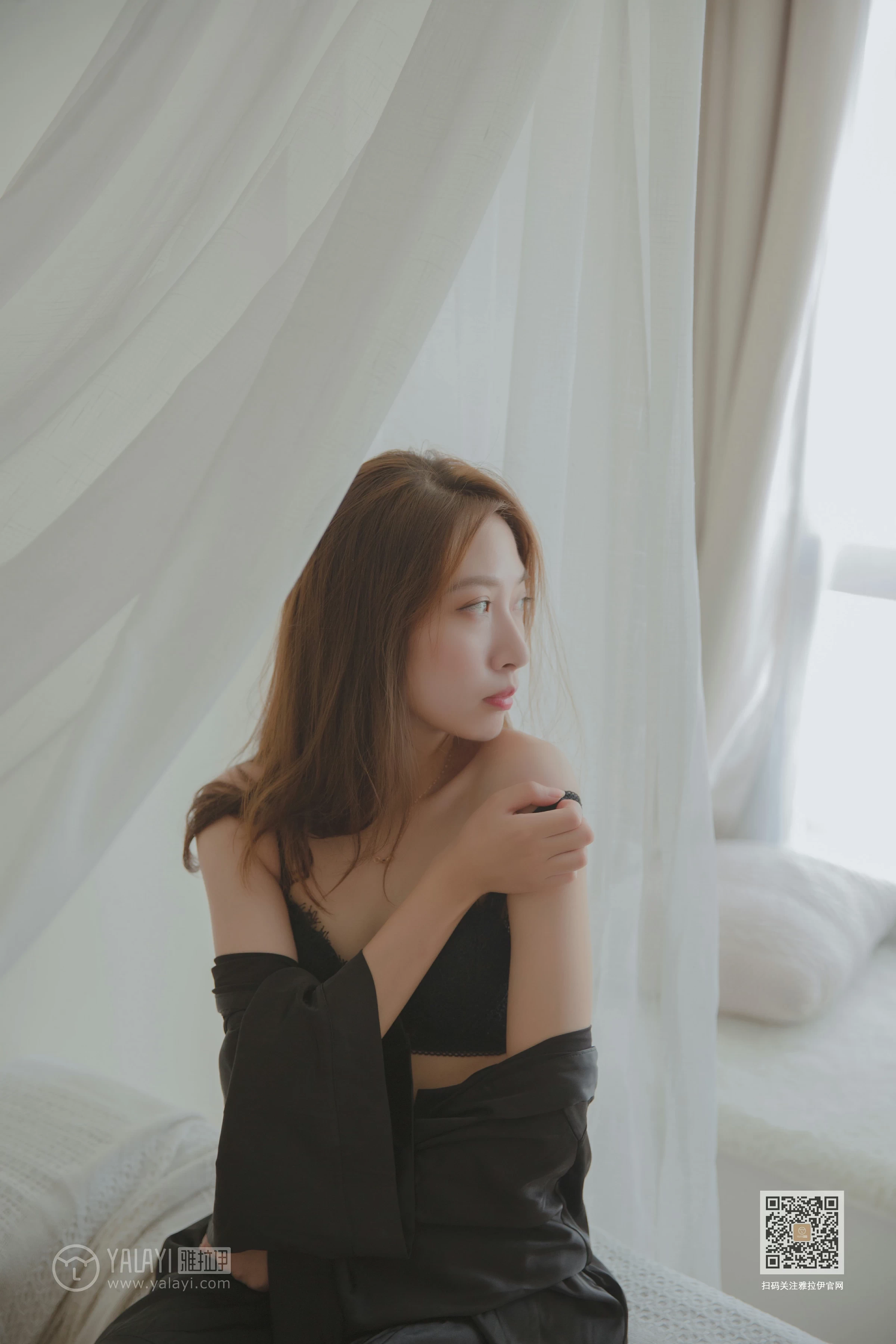 [YALAYI雅拉伊]Vol.416 白加黑 蓝心 黑色真丝睡衣加黑色蕾丝内衣性感私房写真集第7张