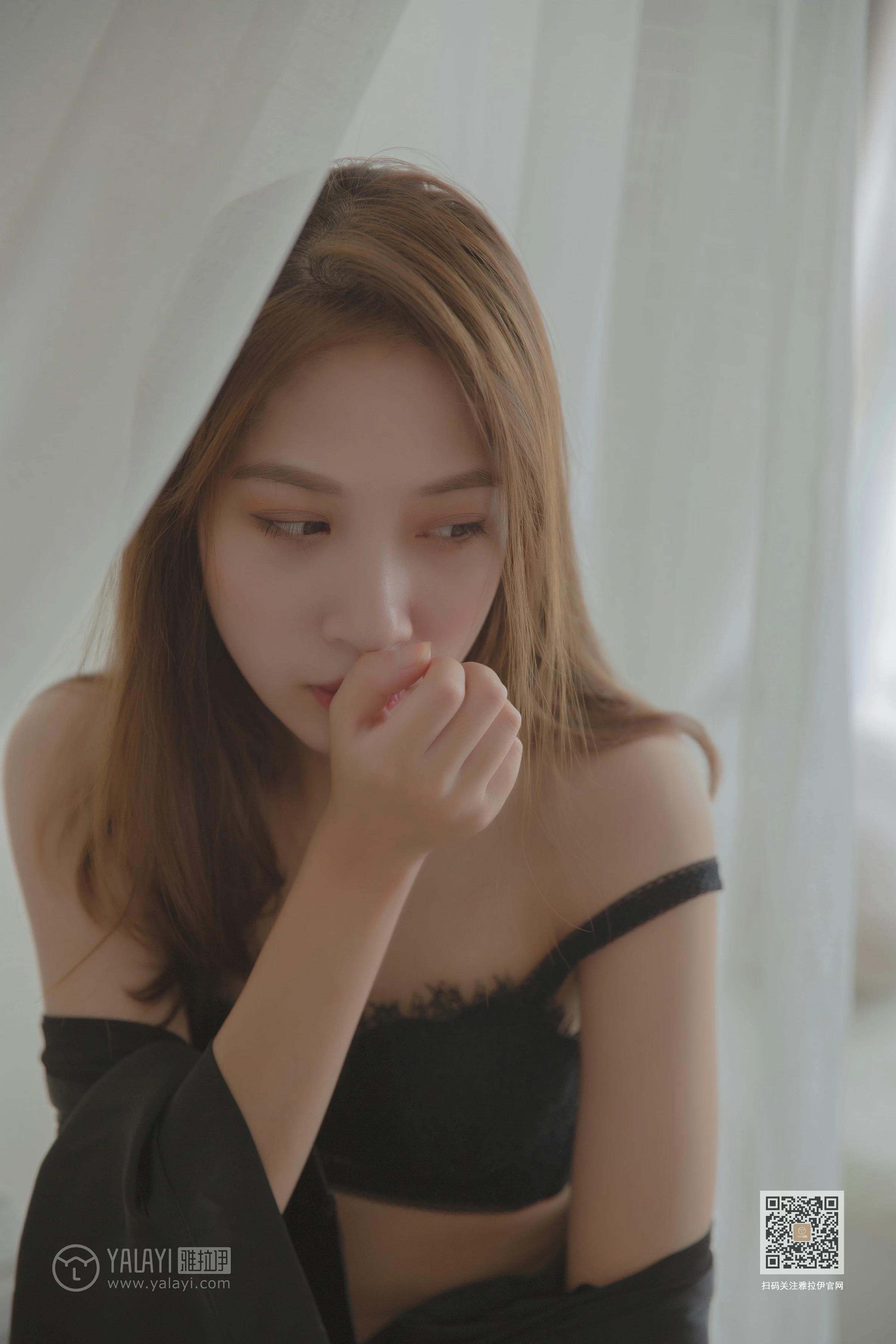 [YALAYI雅拉伊]Vol.416 白加黑 蓝心 黑色真丝睡衣加黑色蕾丝内衣性感私房写真集第8张